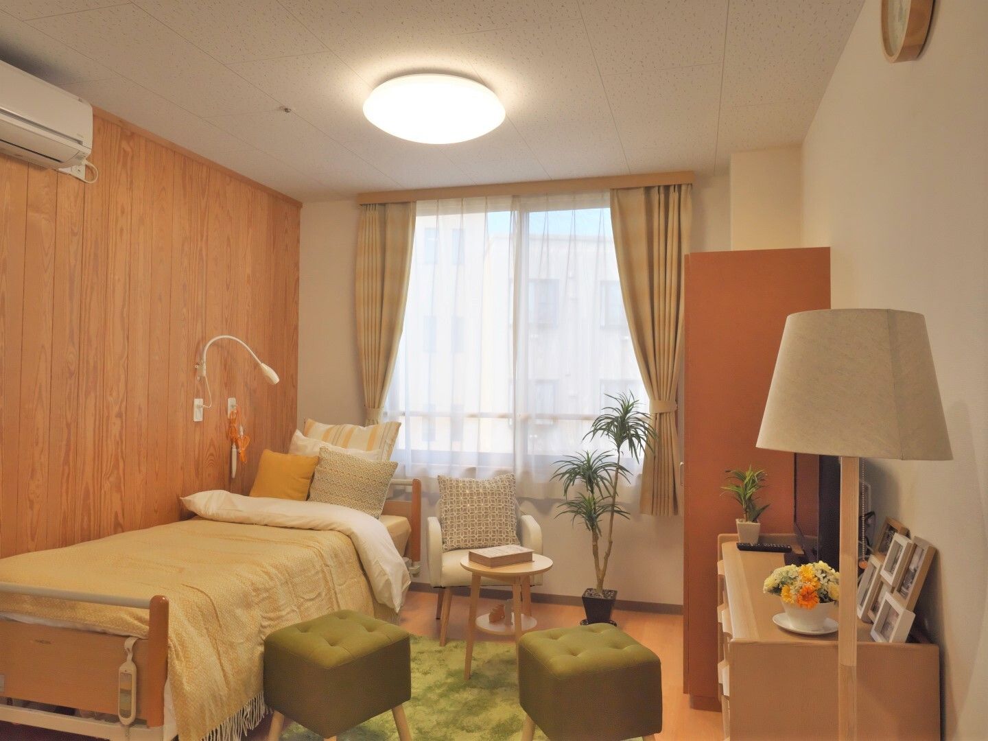 居室には洗面台が完備され、カーテンで仕切られている