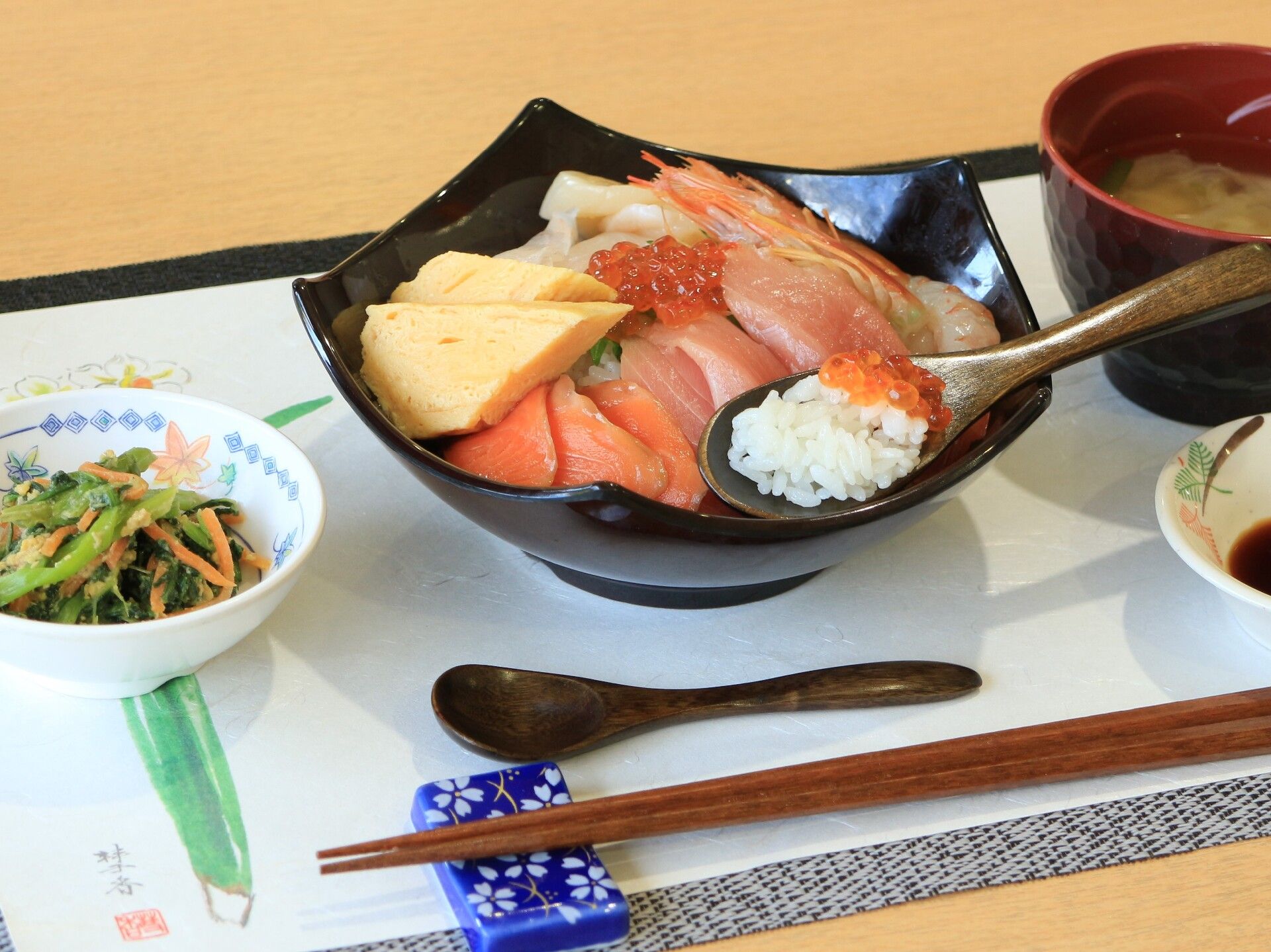 彩り豊かな和食の食事風景