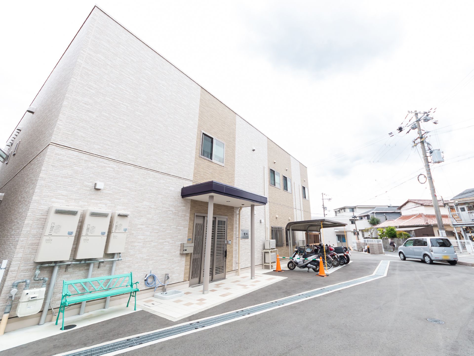 複数の色で構成され、デザイン性のあるお洒落な施設の外観