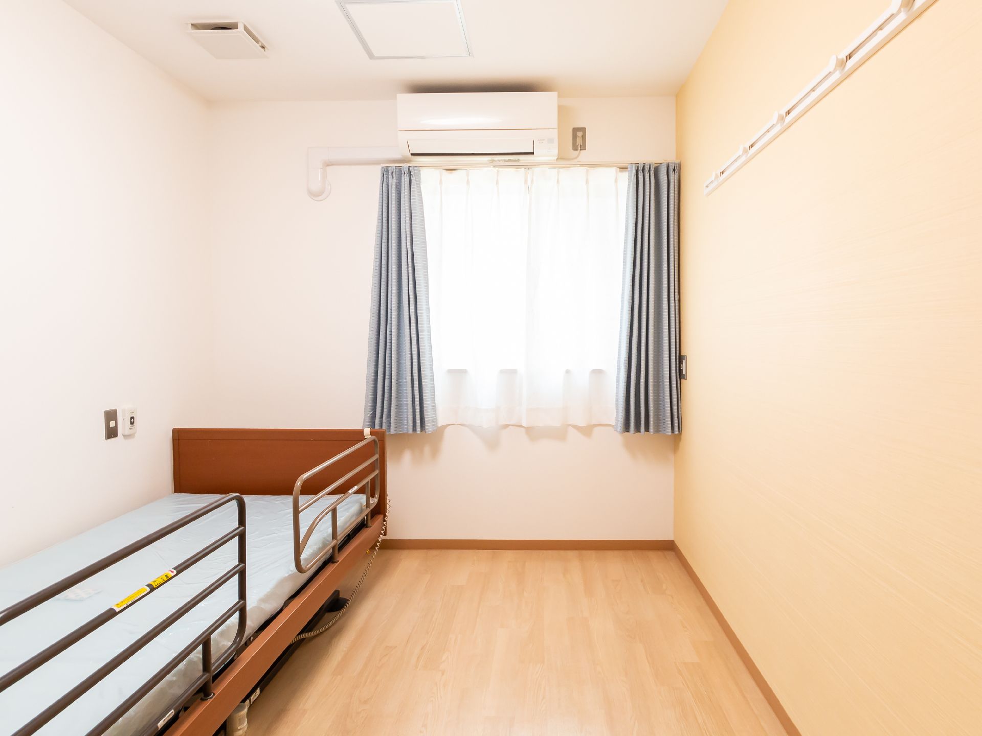 介護車両の前にいる車椅子に乗った高齢の男女と介助をするヘルパー