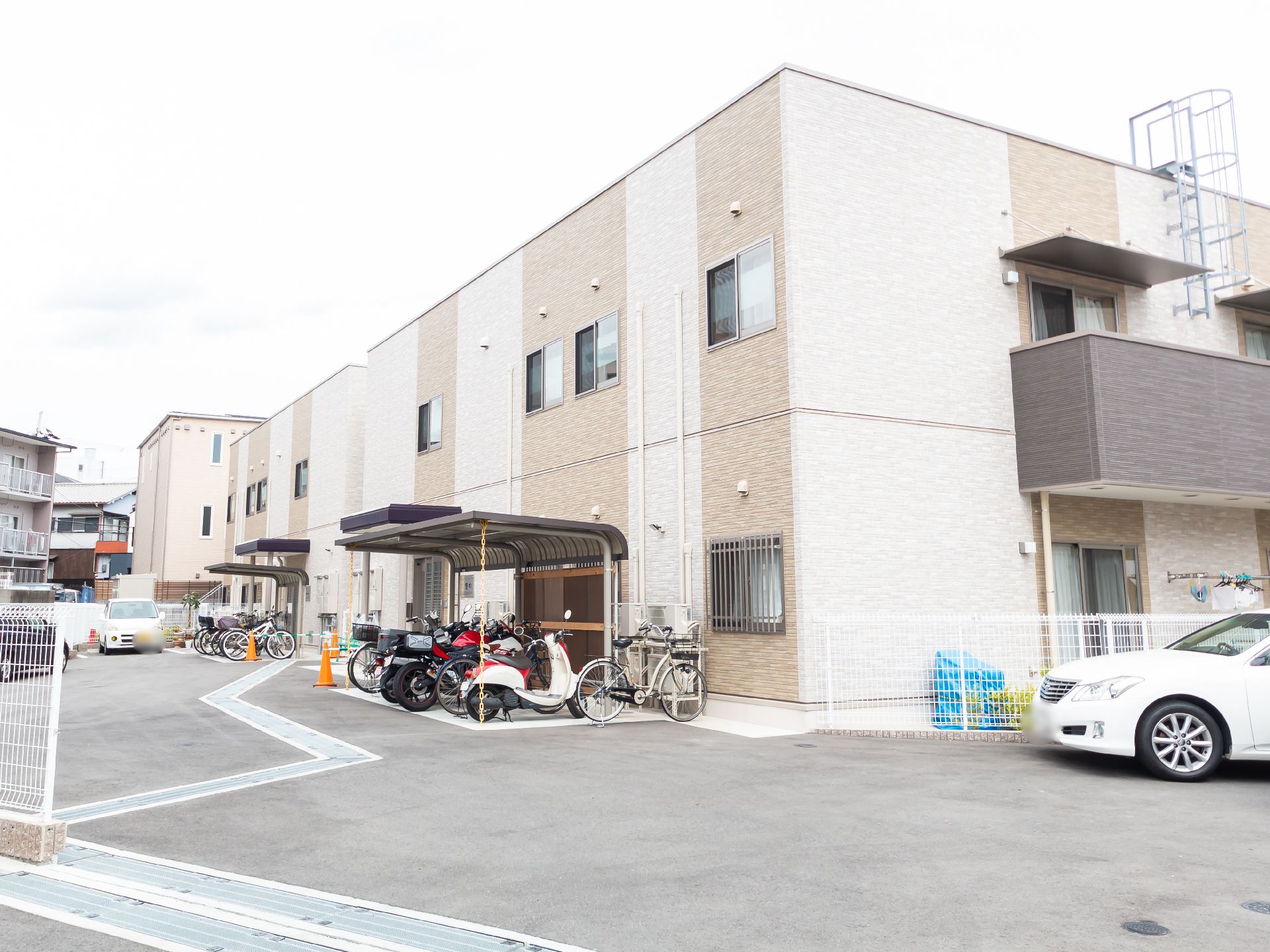 茶色と白色でと塗装された介護施設の外観