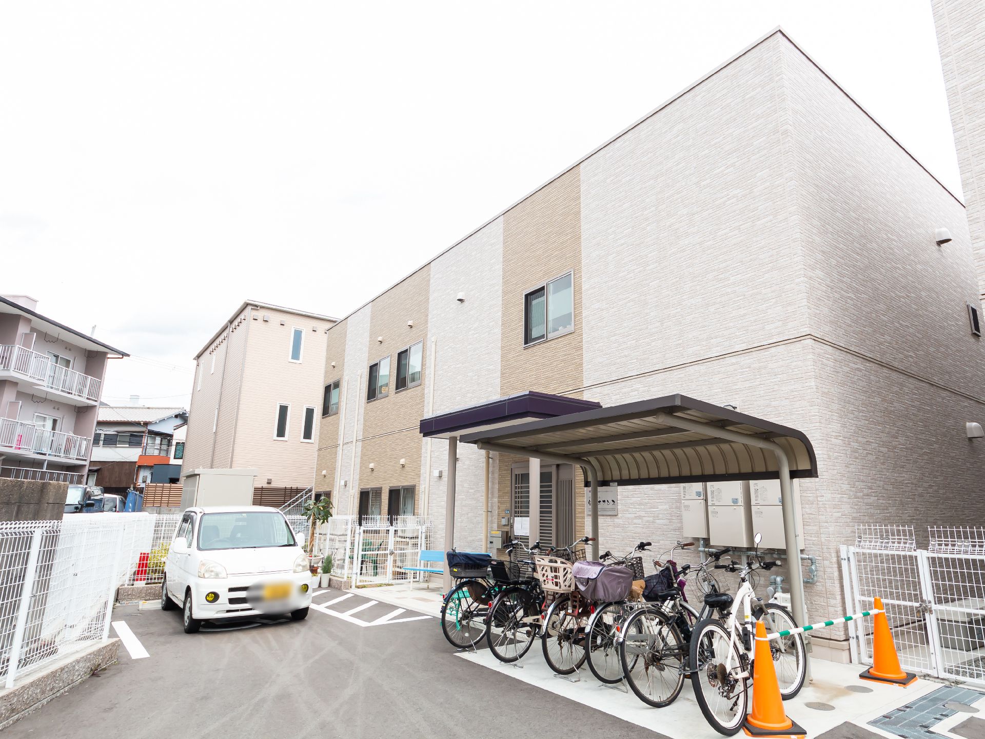外壁が白一色で周囲の環境に溶け込んでいる施設の外観