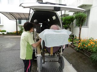 車椅子での送迎サービス