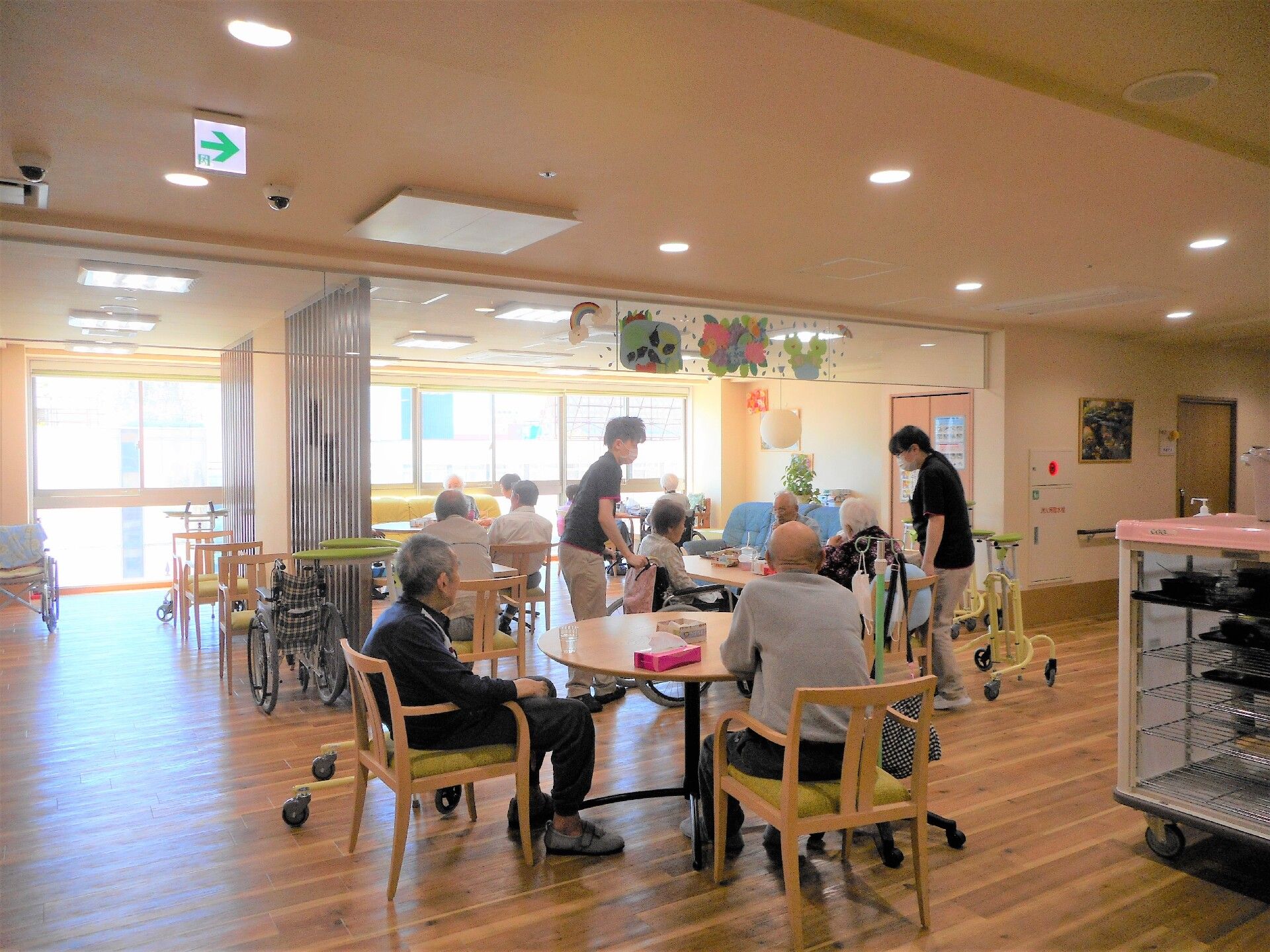 食堂でご入居者同士が交流している様子