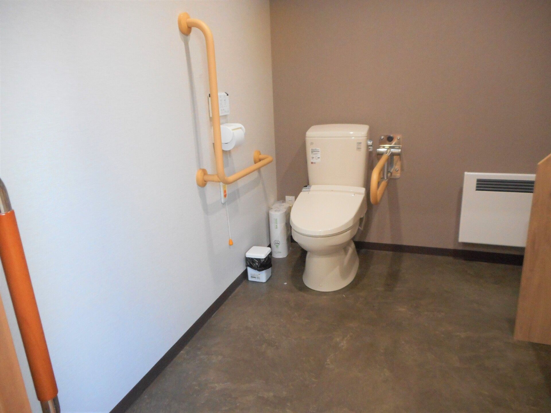 広いスペースが確保してあるトイレの様子。車いすのまま入れる広さのトイレ