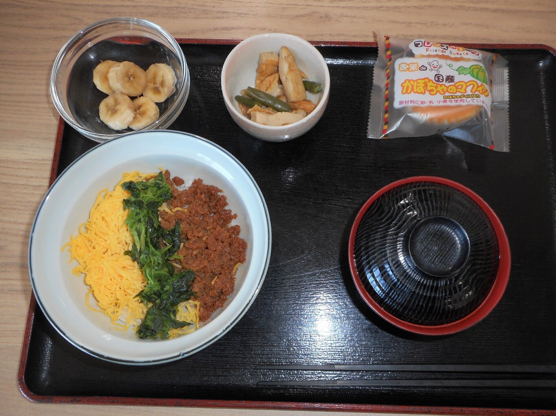 三食丼とお吸物、そのほかのおかずが整った施設内の食事の様子。介護施設の食事の一例