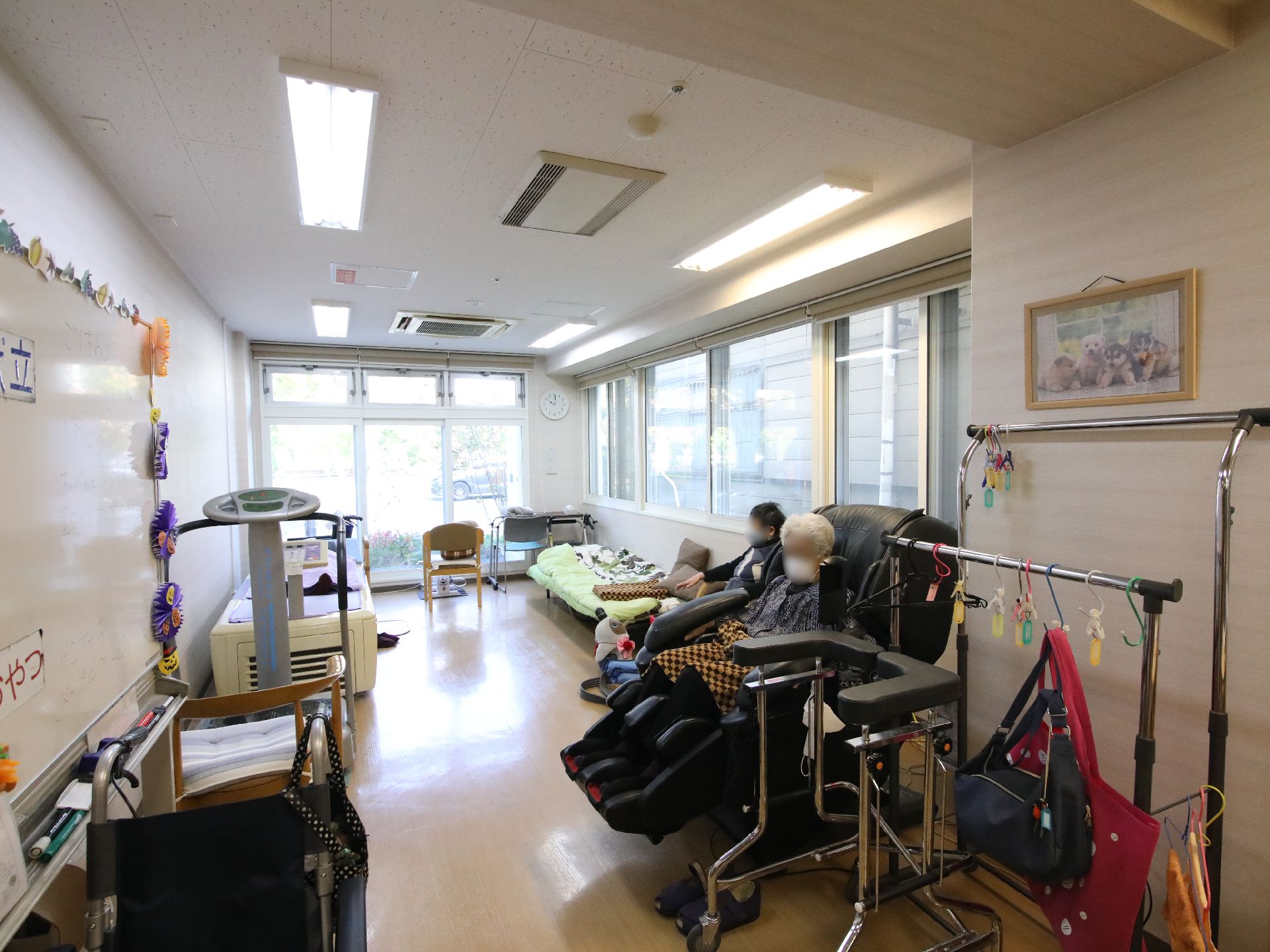 手すりが取り付けられ、段差ができる限り解消されている廊下