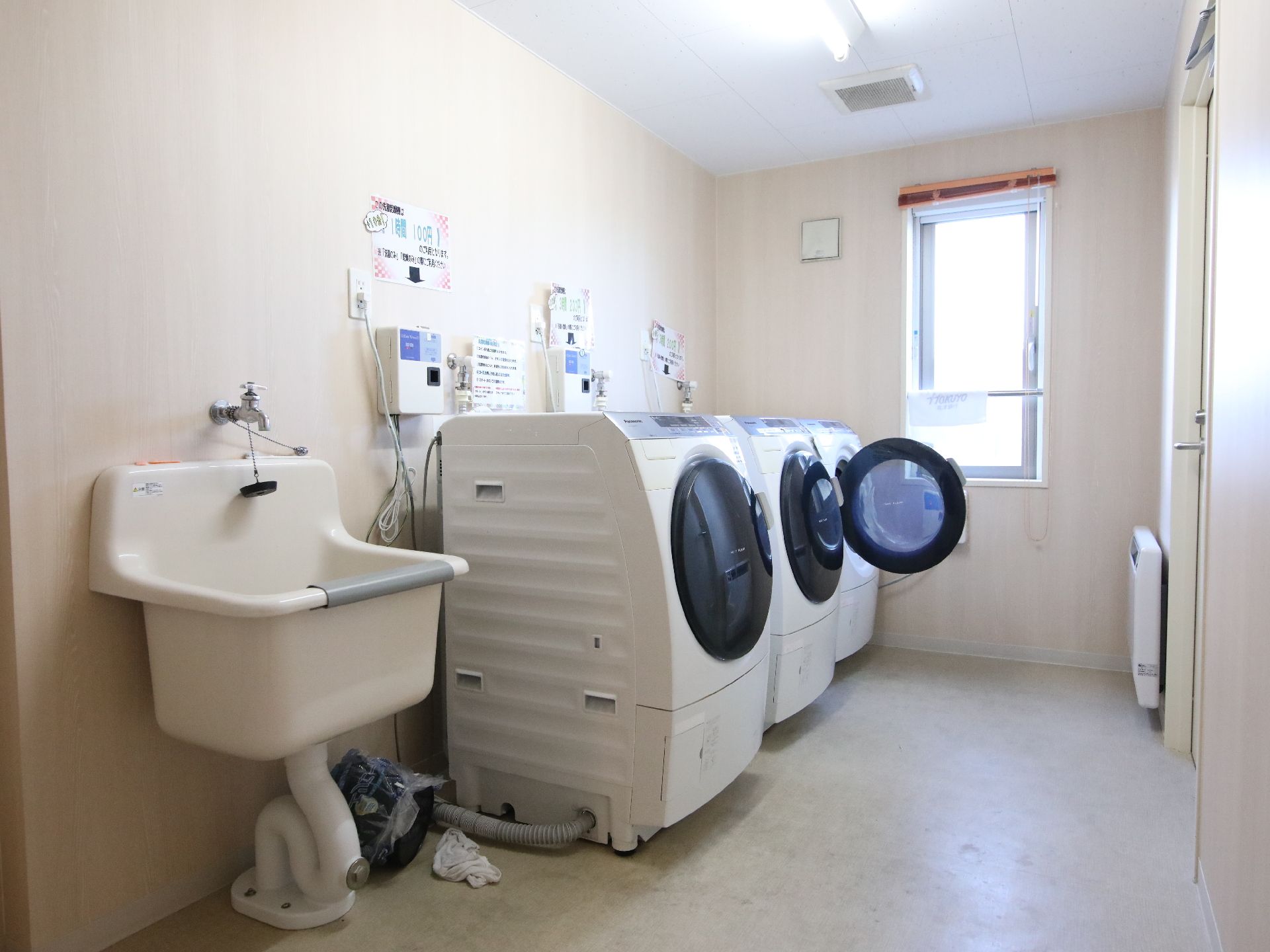 ドラム式の洗濯機が設置された洗濯室
