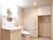 奥のトイレには手すりや呼び出しボタンが付き、手前の洗面所には収納棚やライトが付いている。スペースが広くゆったりとした造り。