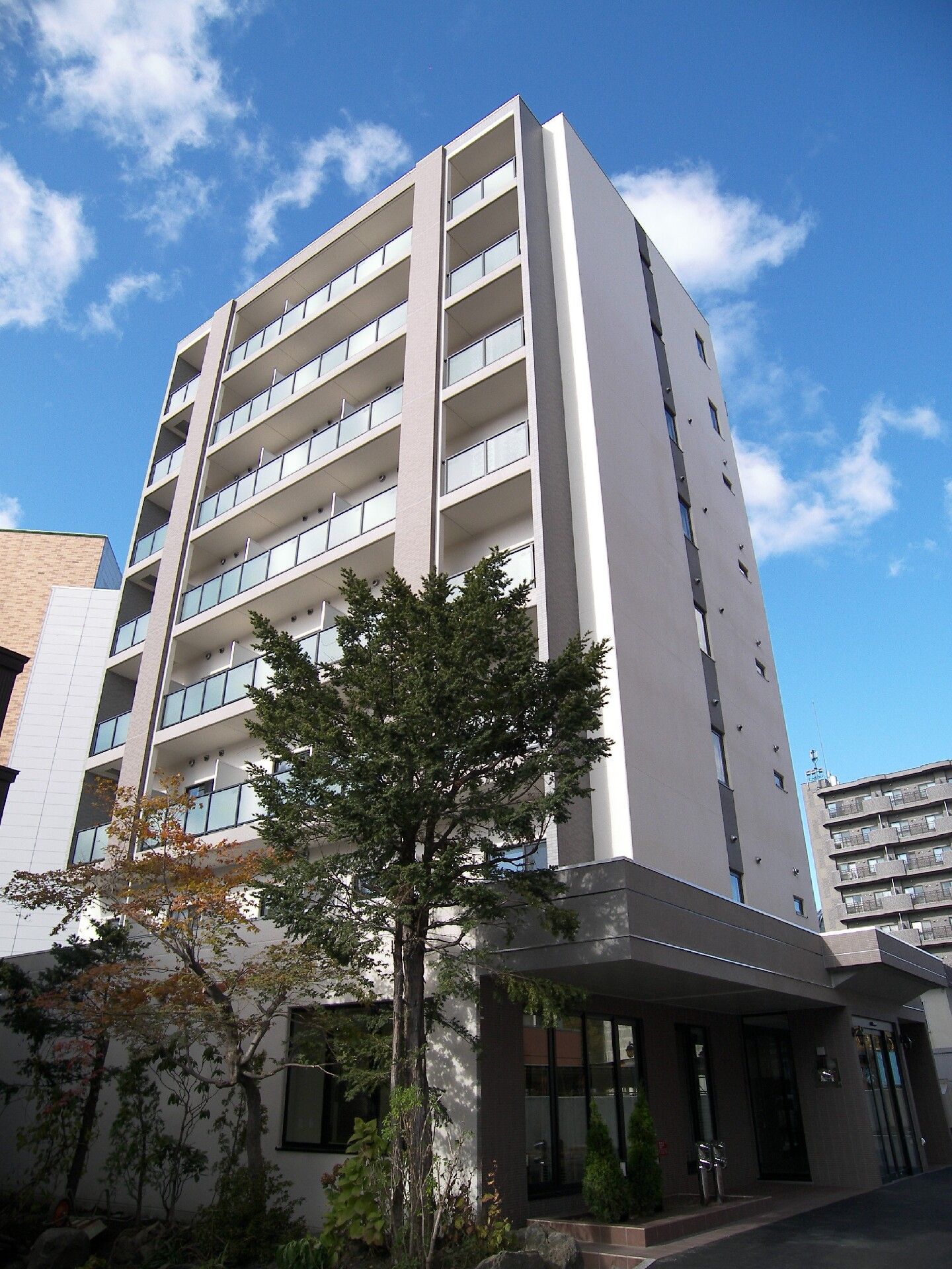 ビジネスホテルのような施設外観。全室バルコニーがついている