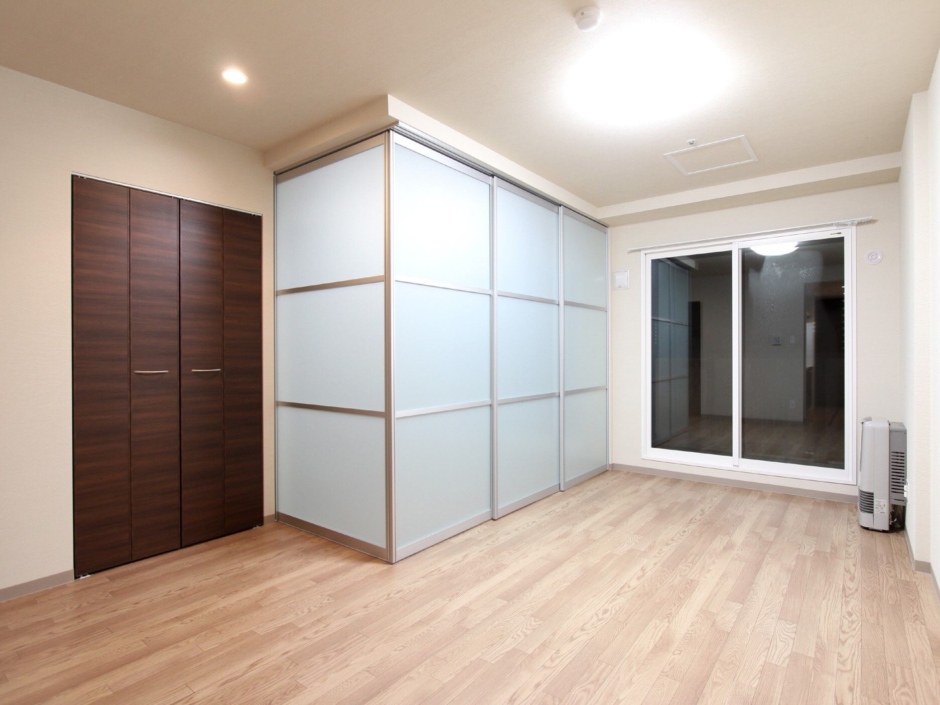 曇りガラスのパーテーションで部屋をふたつに区切ることができる二人部屋