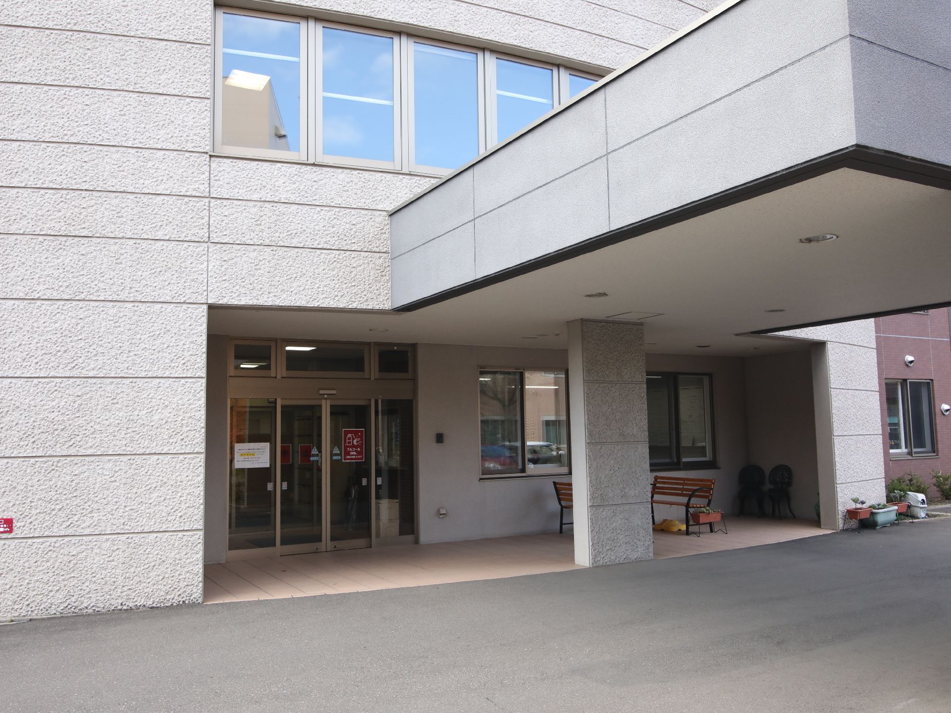 駐車場から撮影した介護施設の外観