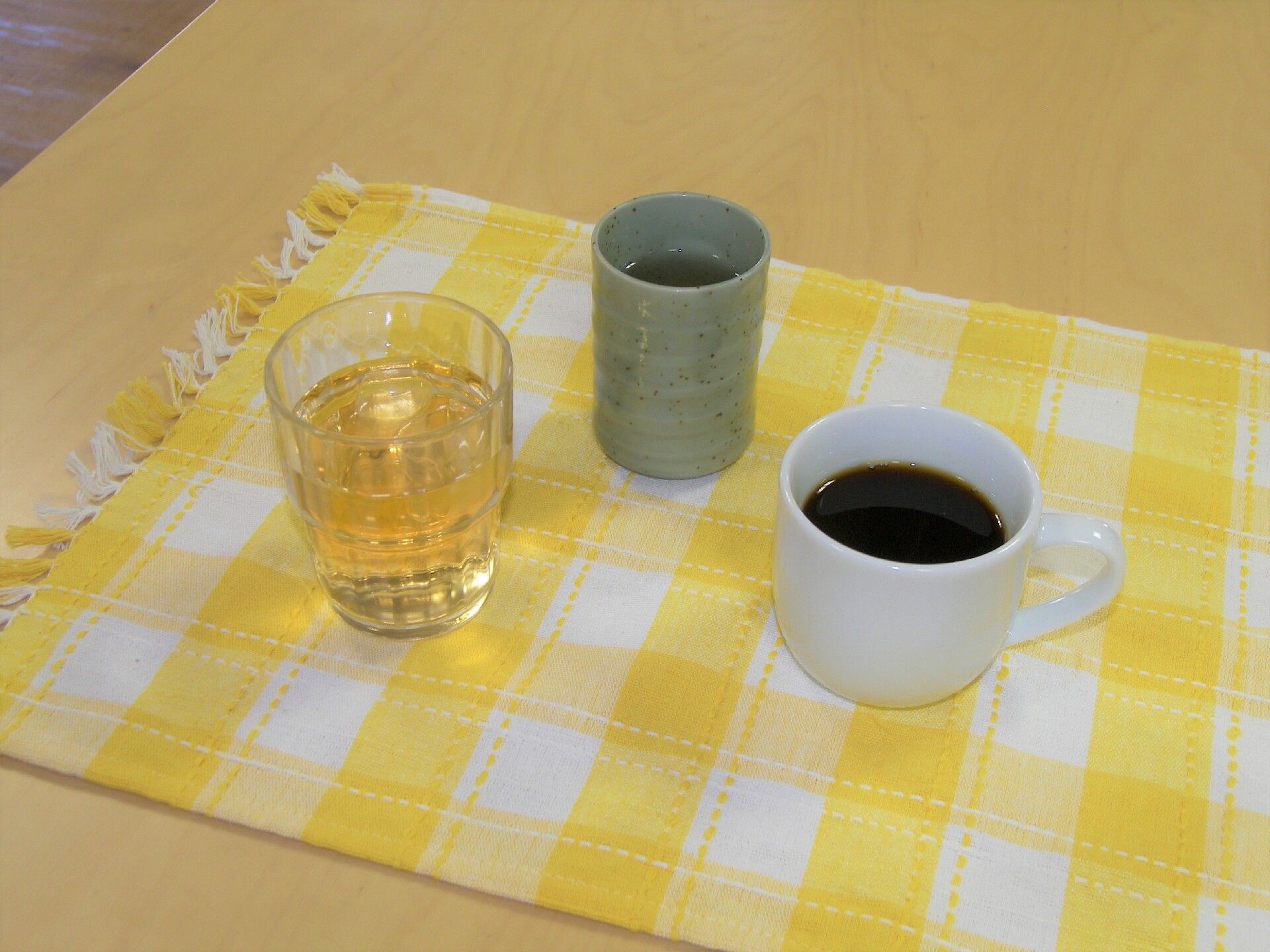 飲み物が３つ並べられている様子。お茶やコーヒーが置いてある写真