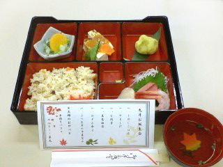 特別な祝い善を写した写真。施設内で特別な日に用意されている食事