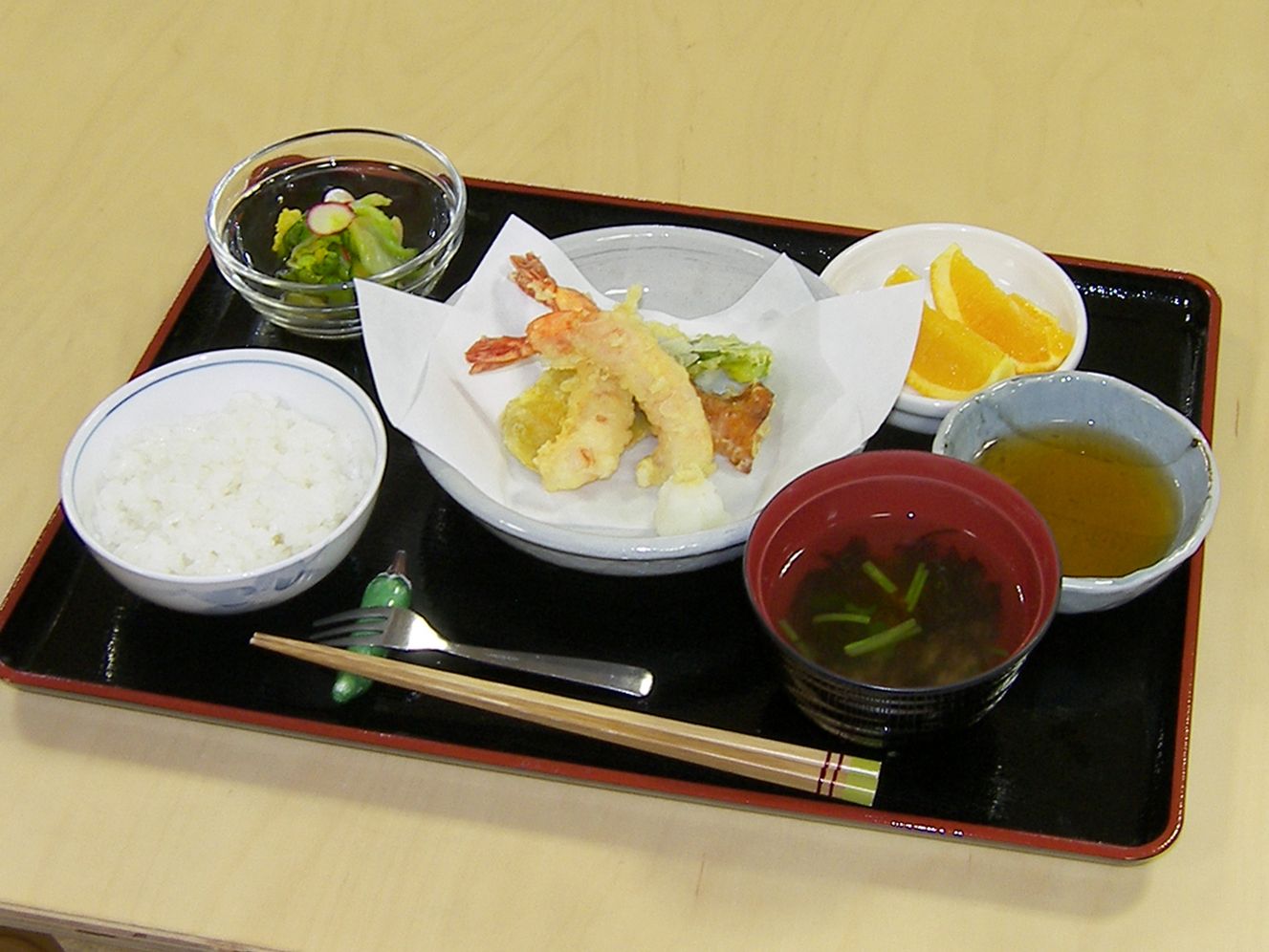 てんぷらや吸物が鳴らんでいるメニュー例。施設内で出されている食事
