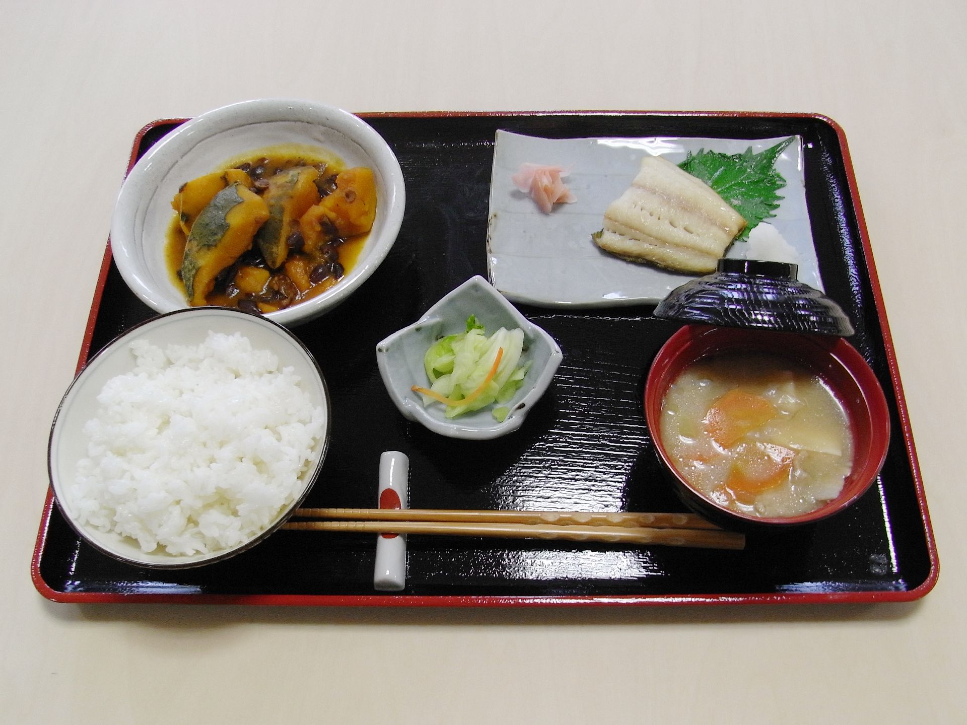 ご飯とみそ汁、魚のおかずなどが並んでいる施設で用意されるメニュー