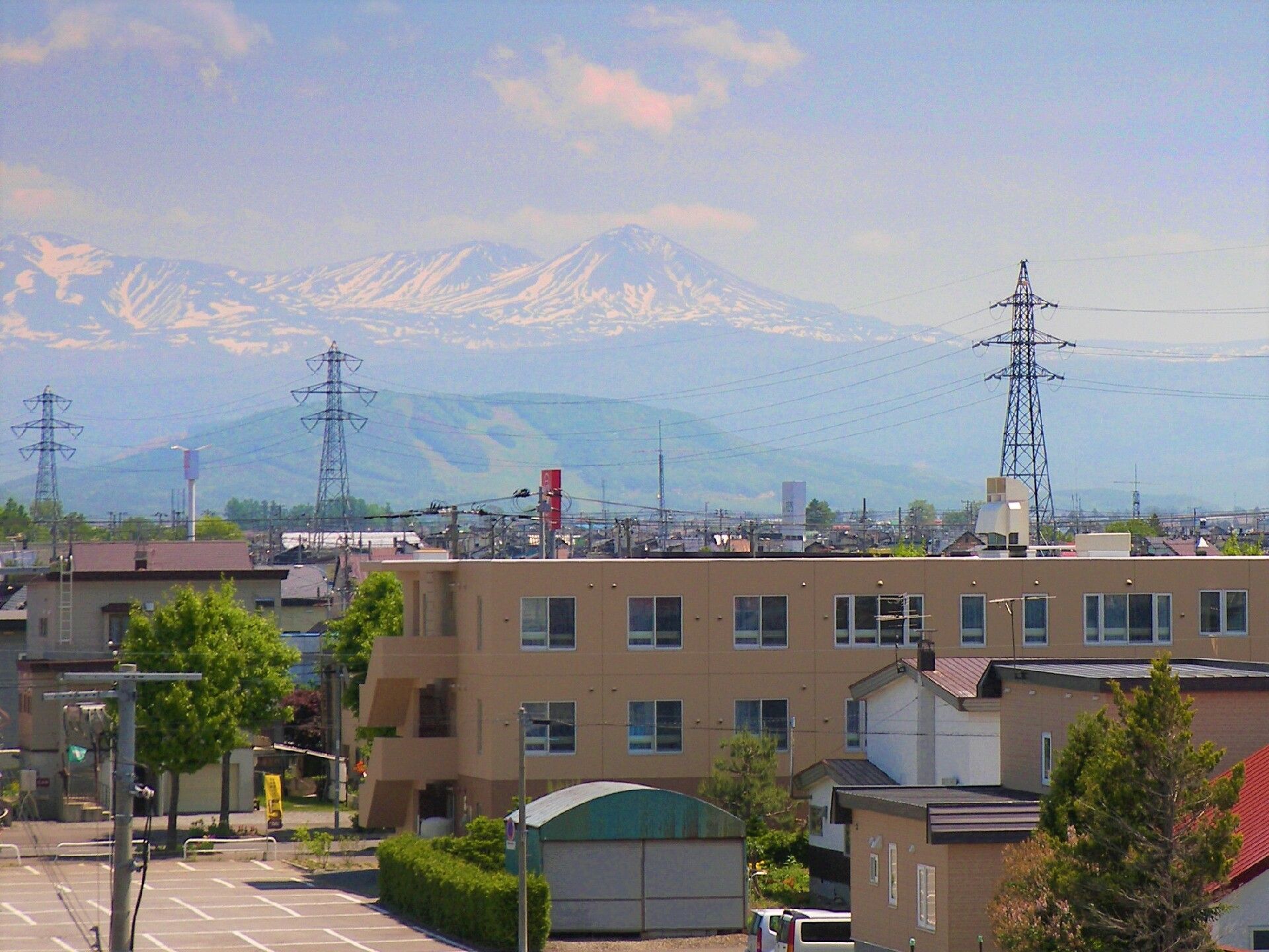 遠くに見える山々を写したもの。東光と十勝連峰が写っている写真