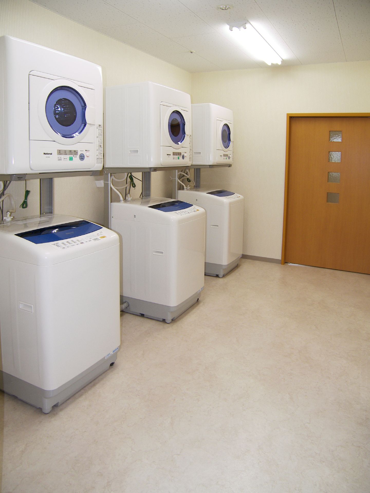 施設内のランドリールームの様子。洗濯機・乾燥機が置いてあるスペース