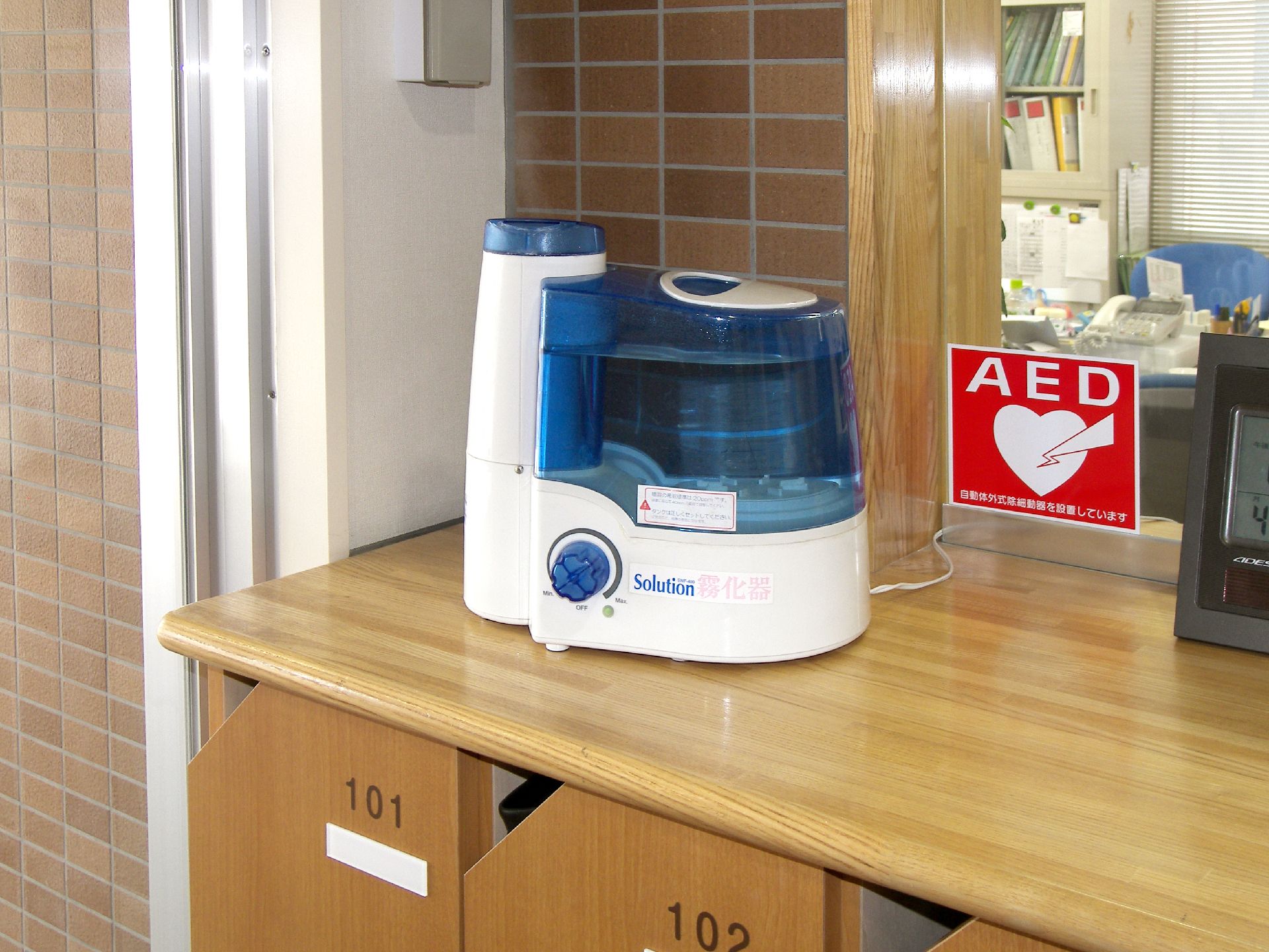 施設内に設置されている加湿器の様子。小さな家庭用の加湿器