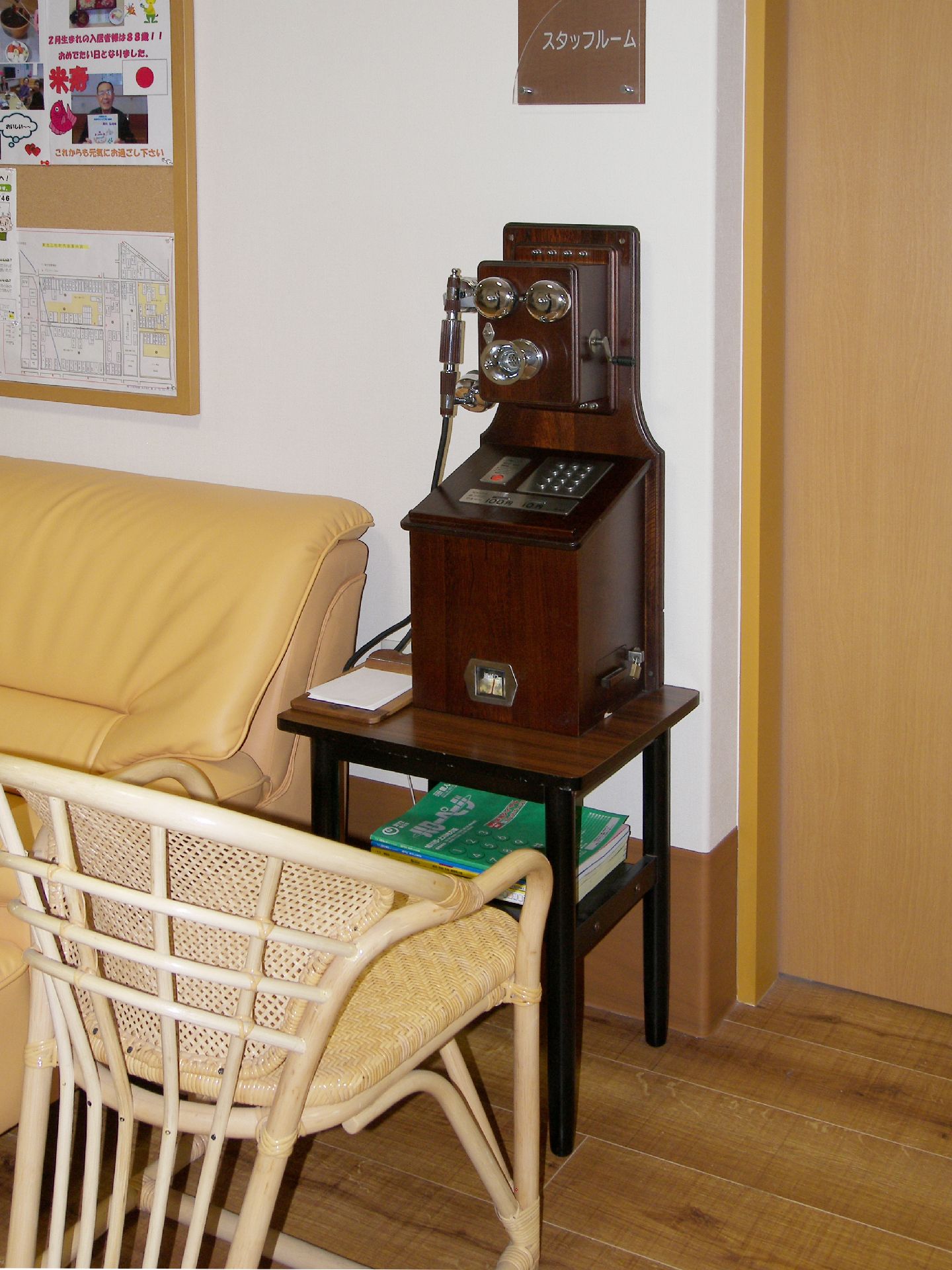 昔のデザインをそのまま現代ようにアレンジしてある電話機の様子