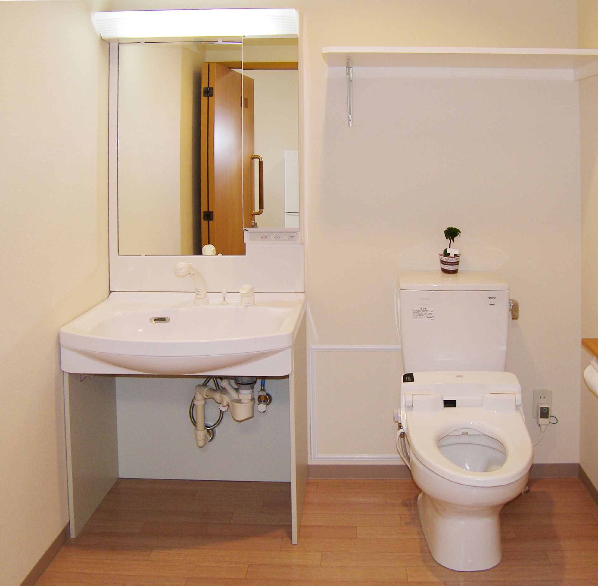施設内の居室に用意されたトイレと洗面台。広めのスペースに設置されている様子