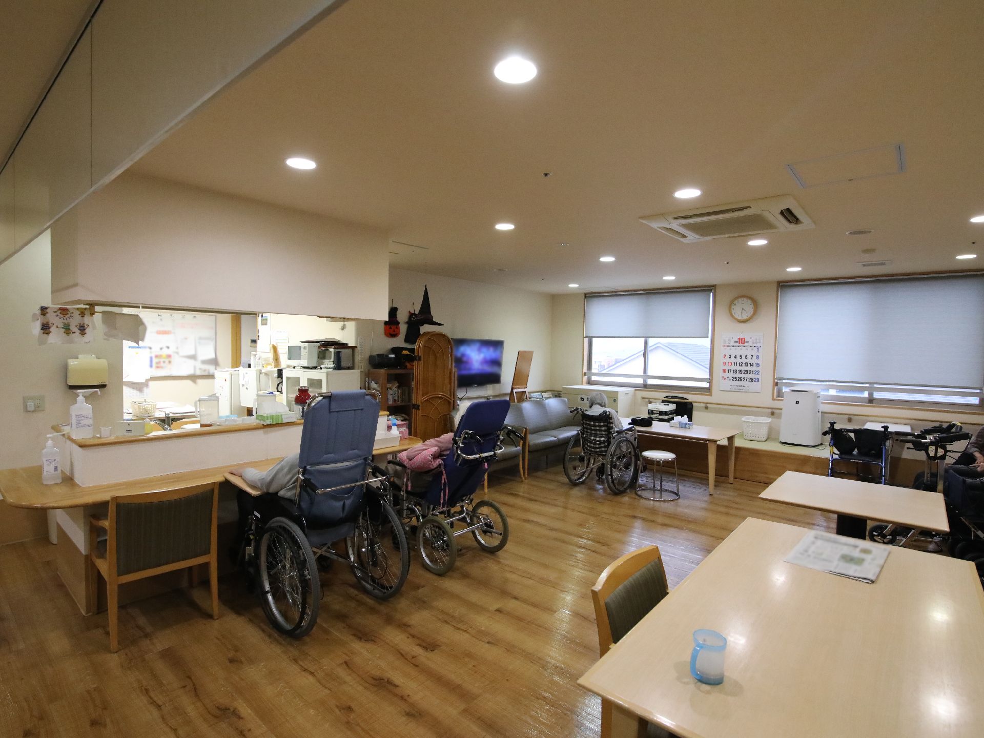 カウンターに車いすが停まっている食堂