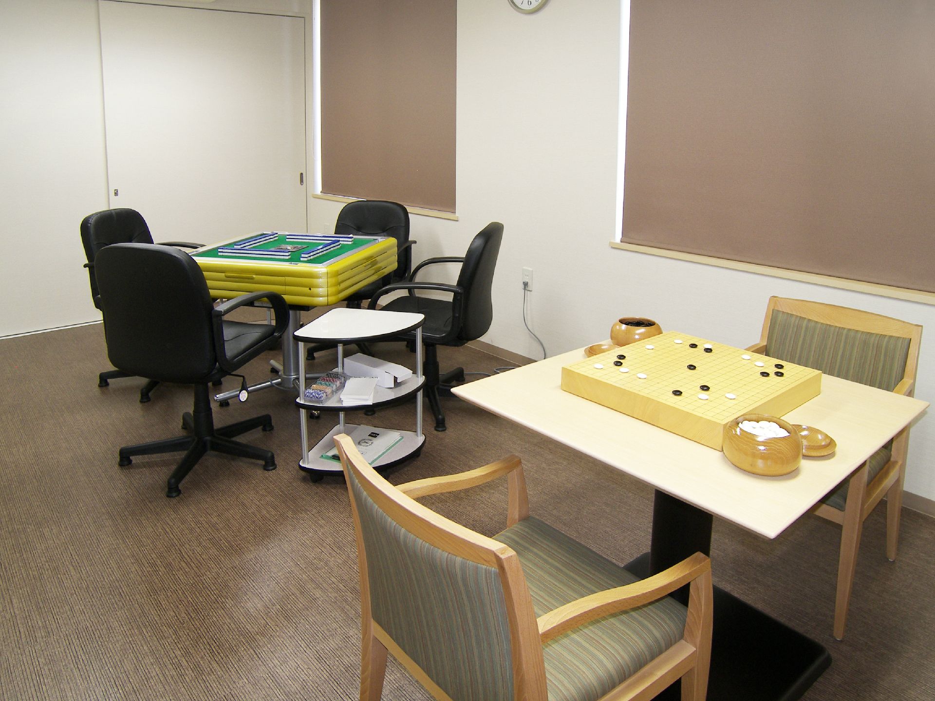 麻雀卓と将棋台がある娯楽室の様子。施設内に用意されている多目的室