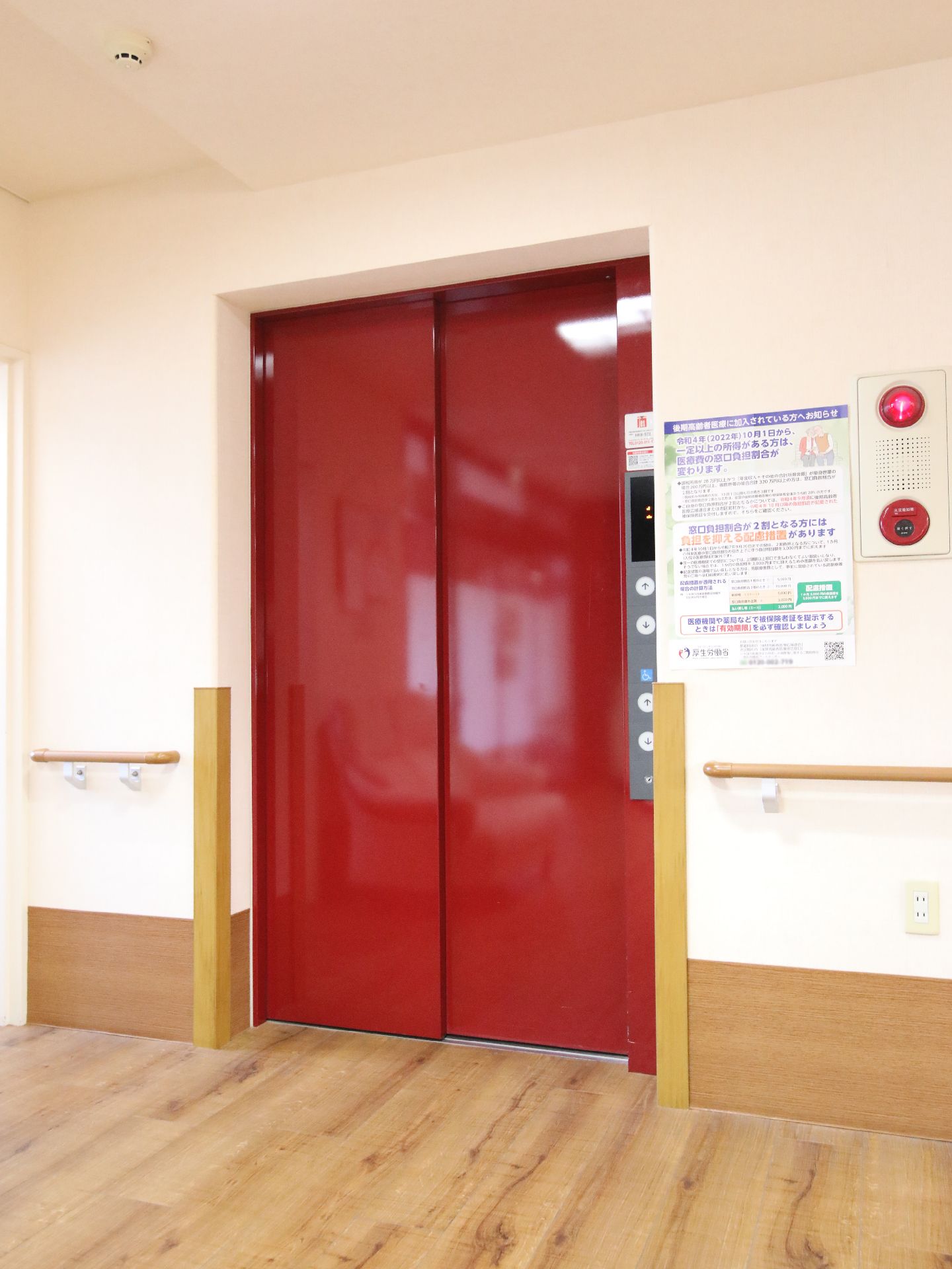 赤い色の目立つエレベーター