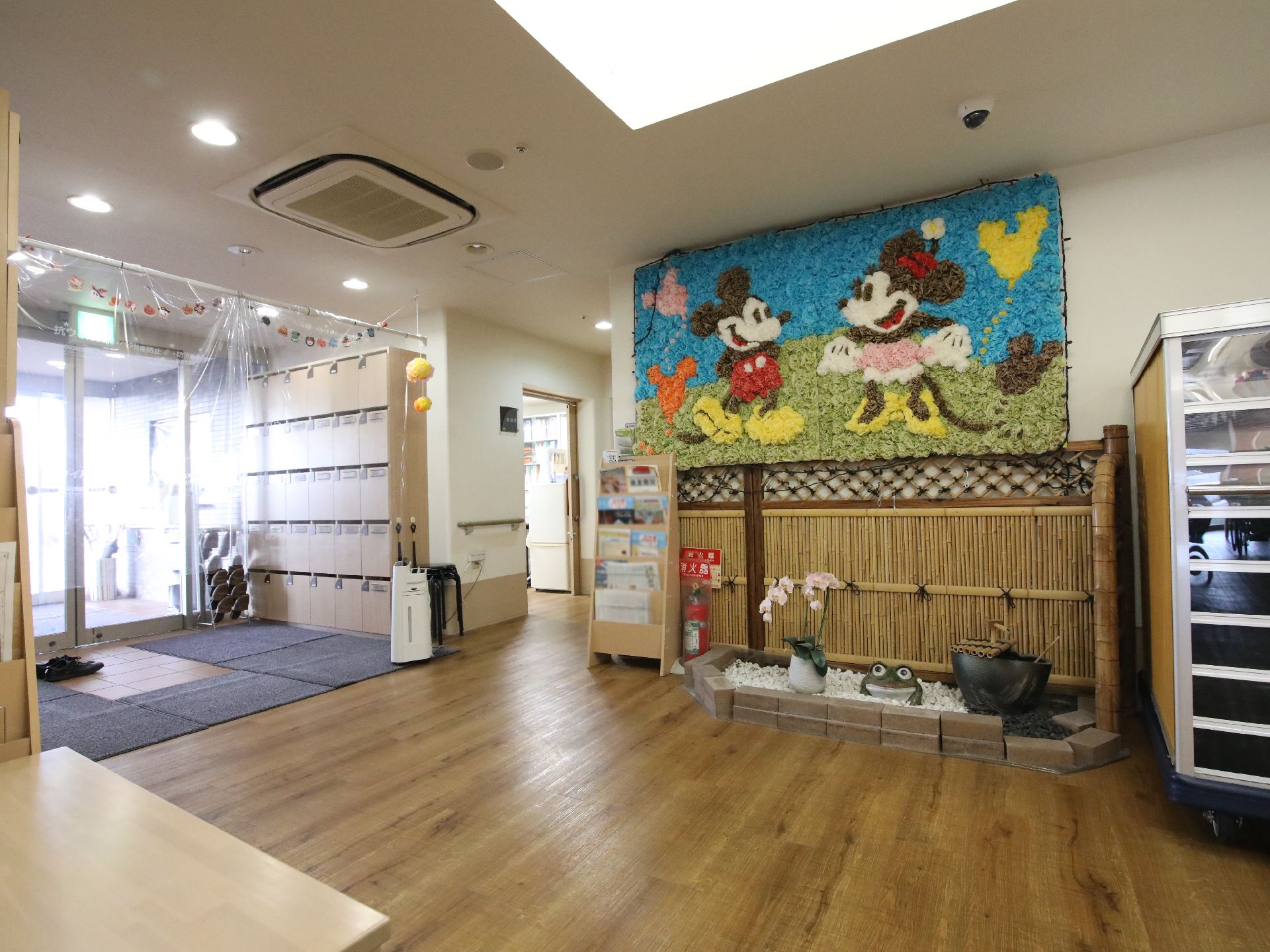 キャラクターの飾り付けや置物が置いてある玄関