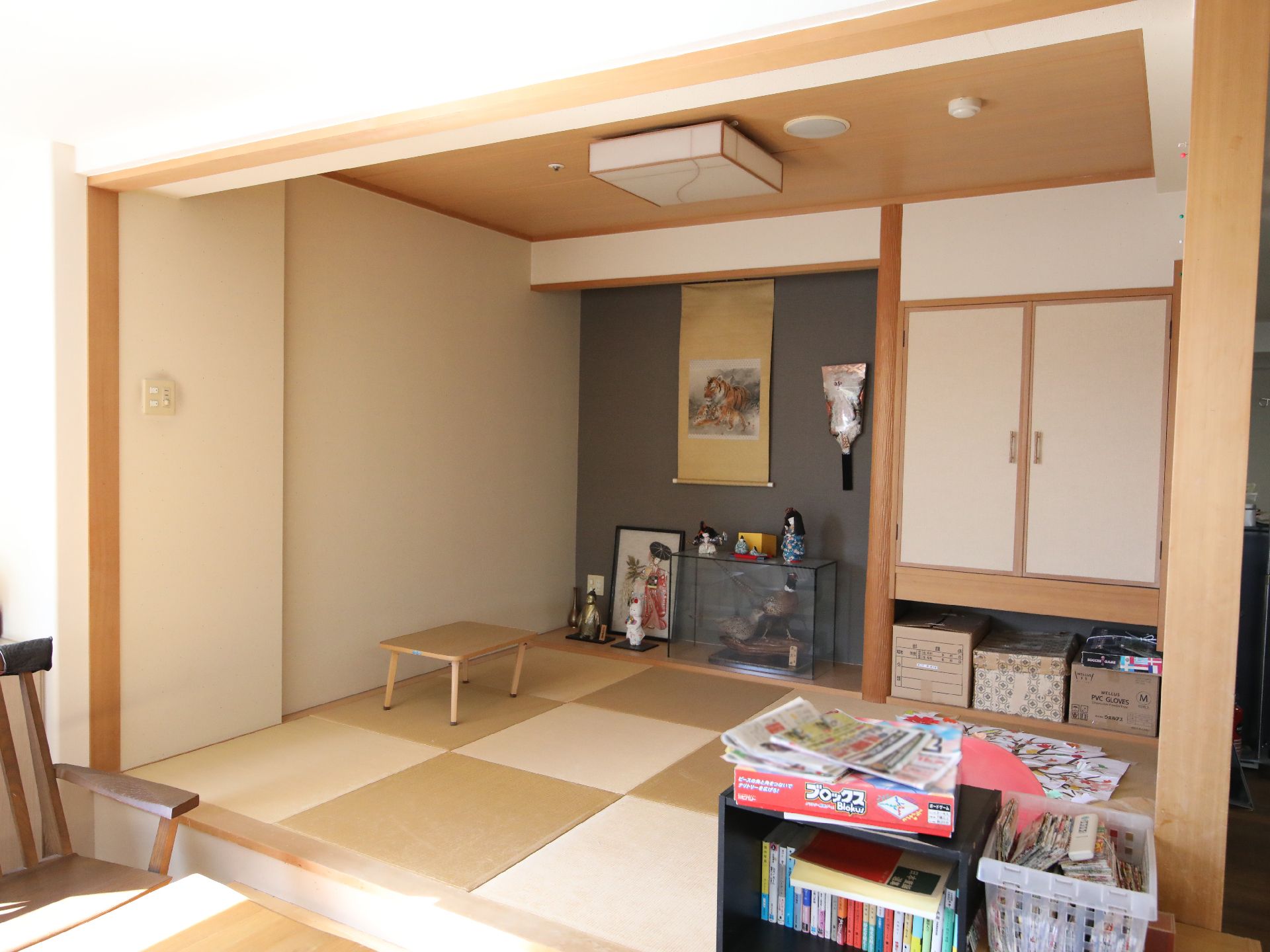 人形などが飾られている和室タイプの居室