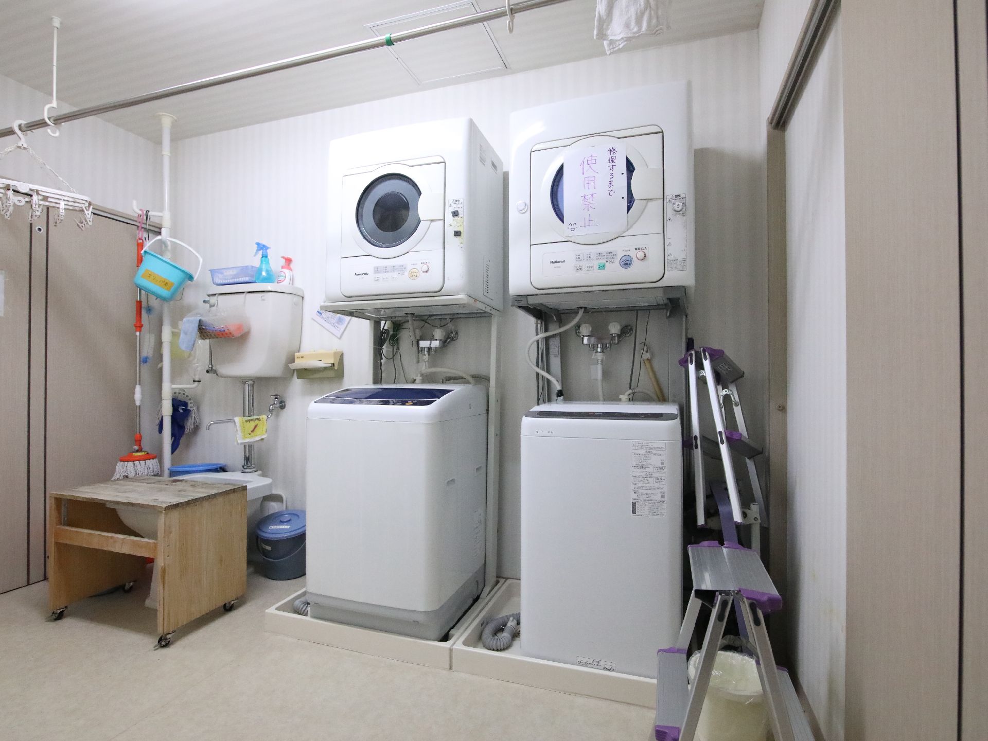 乾燥機と洗濯機が置いてある洗濯室
