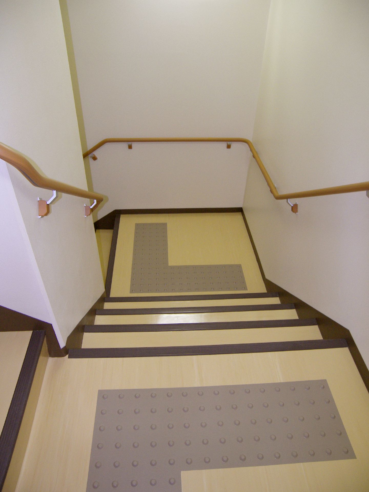 手すりがついた階段の様子。階段ひとつひとつに滑り止めがついている様子