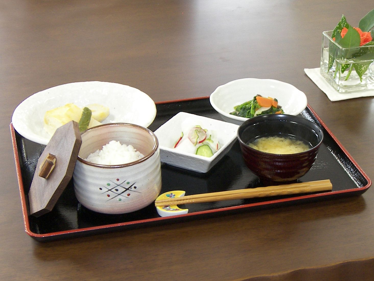 ご飯とみそ汁、おかず類が整ったメニュー例。施設内で出されている食事の様子
