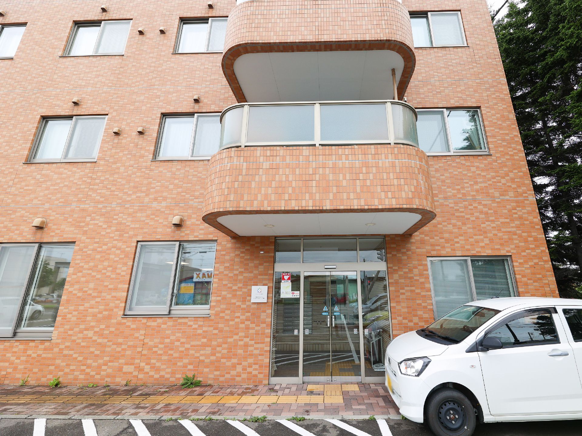 徒歩圏内にスーパーやコンビニエンスストアがある施設外観