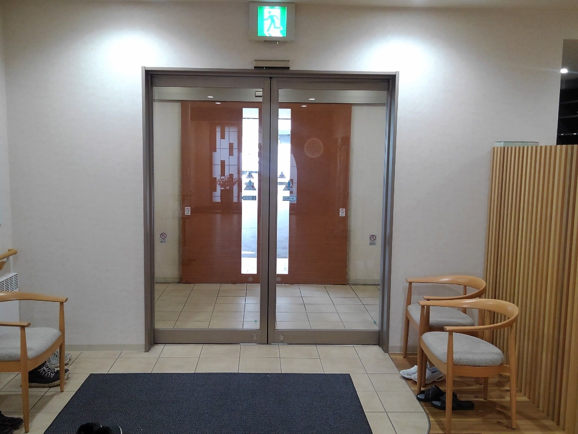 オールバリアフリーのエントランスに椅子が数脚置かれている様子。