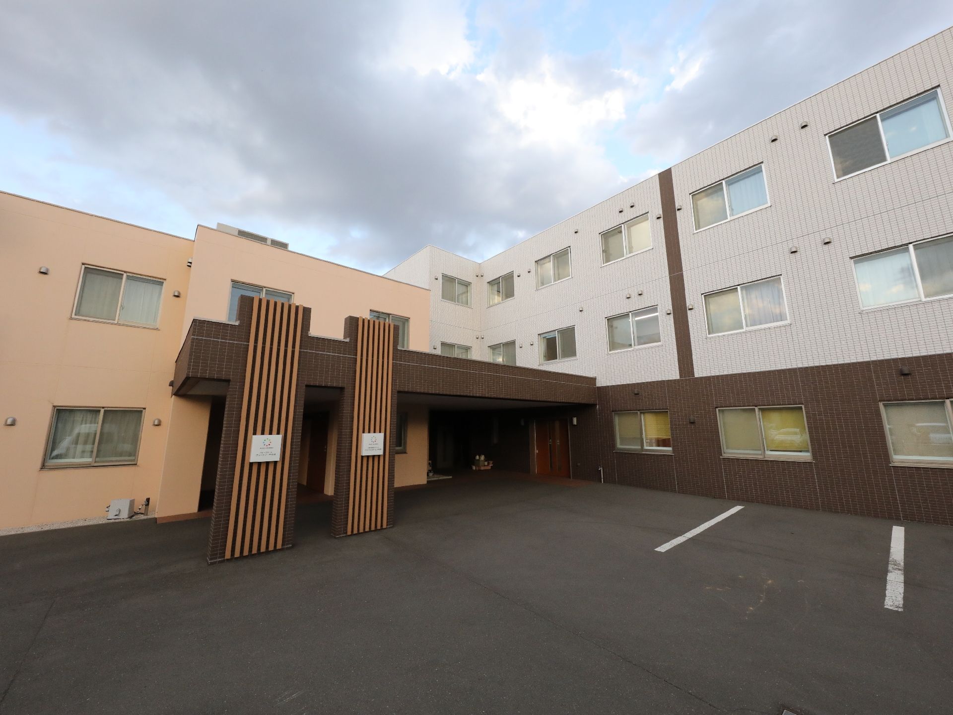近隣に駐車場が設置されている介護施設の外観