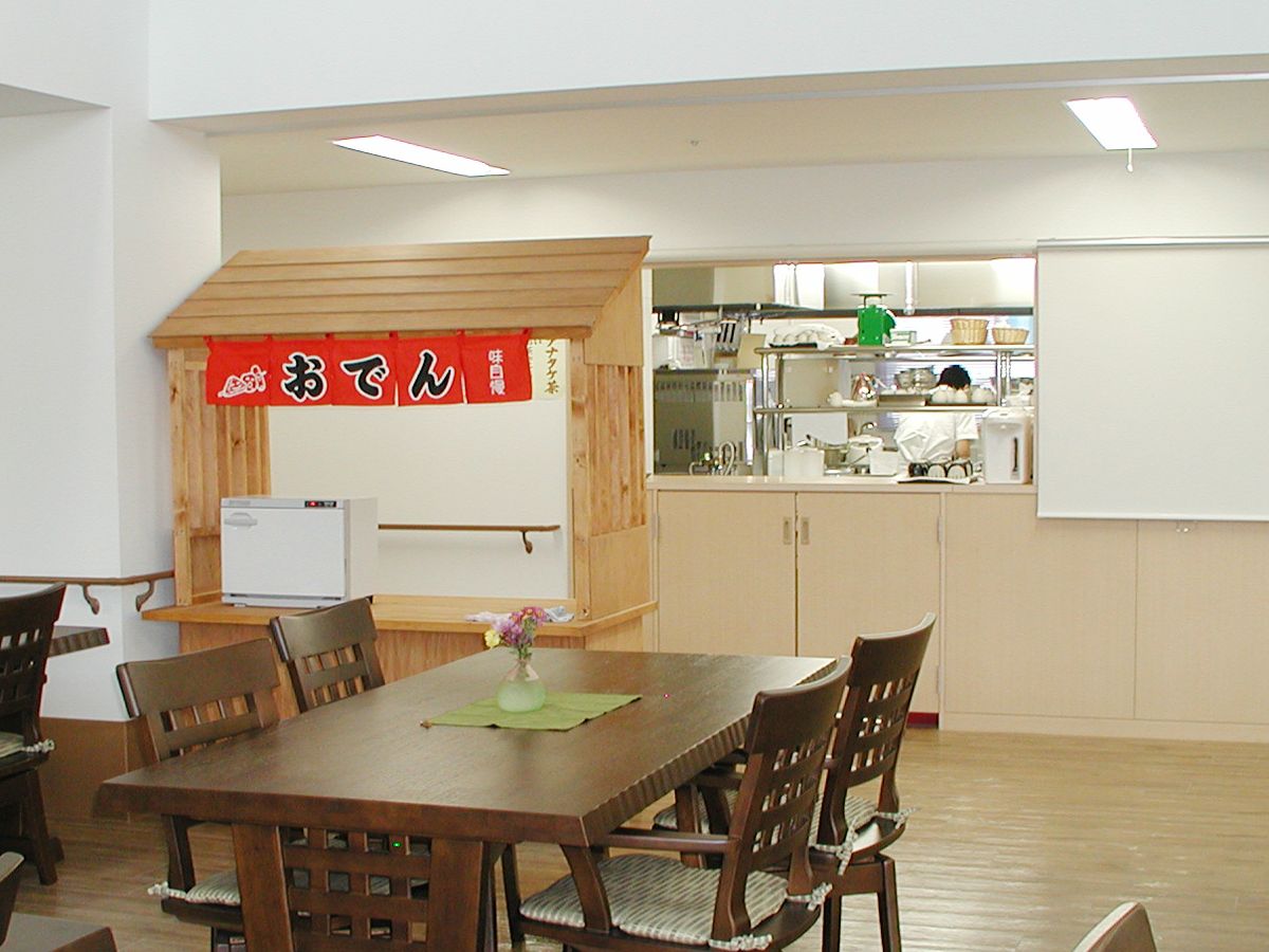 おでん屋台が食堂の一角に設置され、ステンレス製の調理器具がそろった厨房ではエプロンを付けたさうたっふが作業に当たっている。