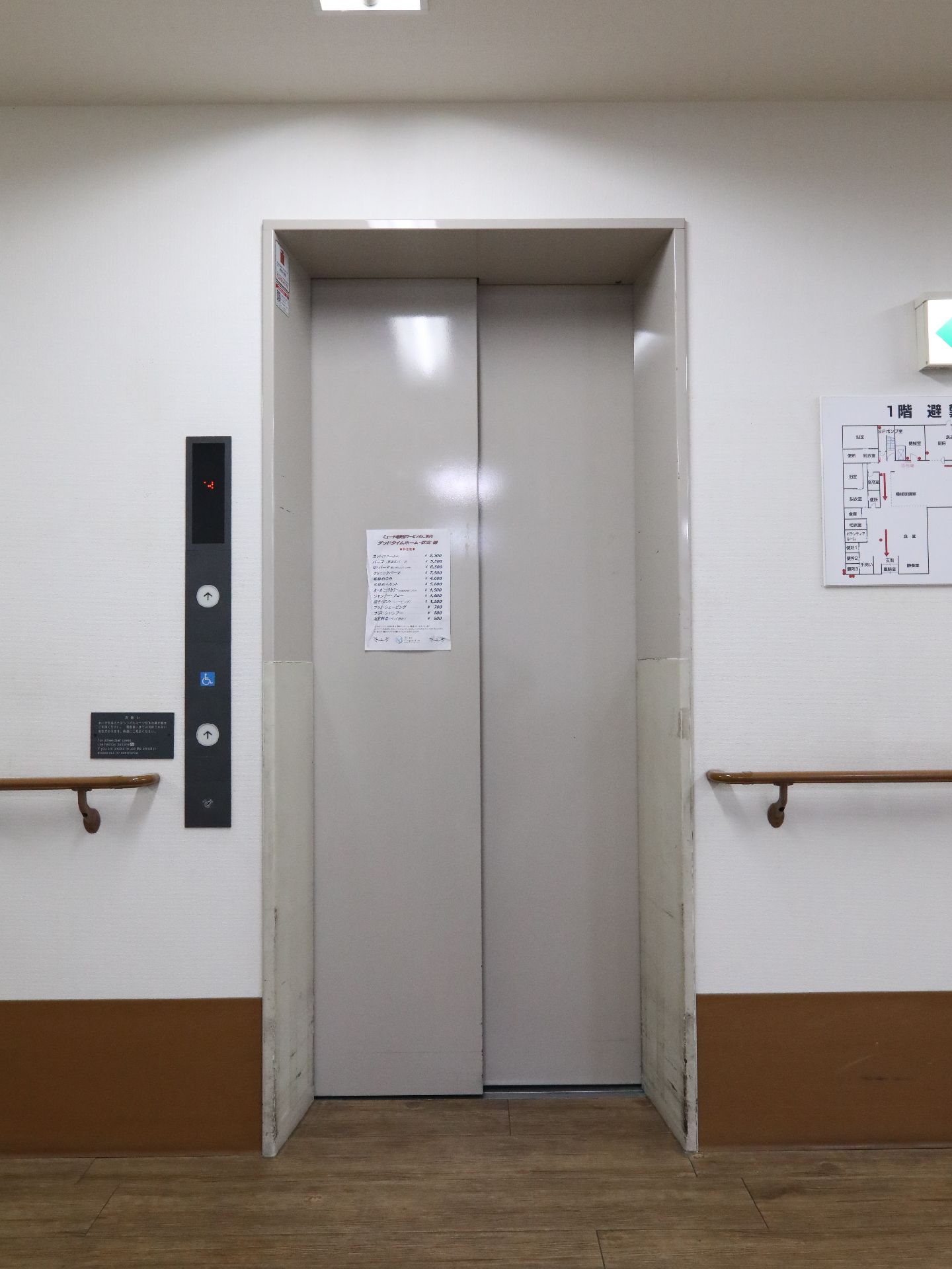 廊下にあるエレベーター