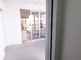介護施設の屋内自動ドア付近
