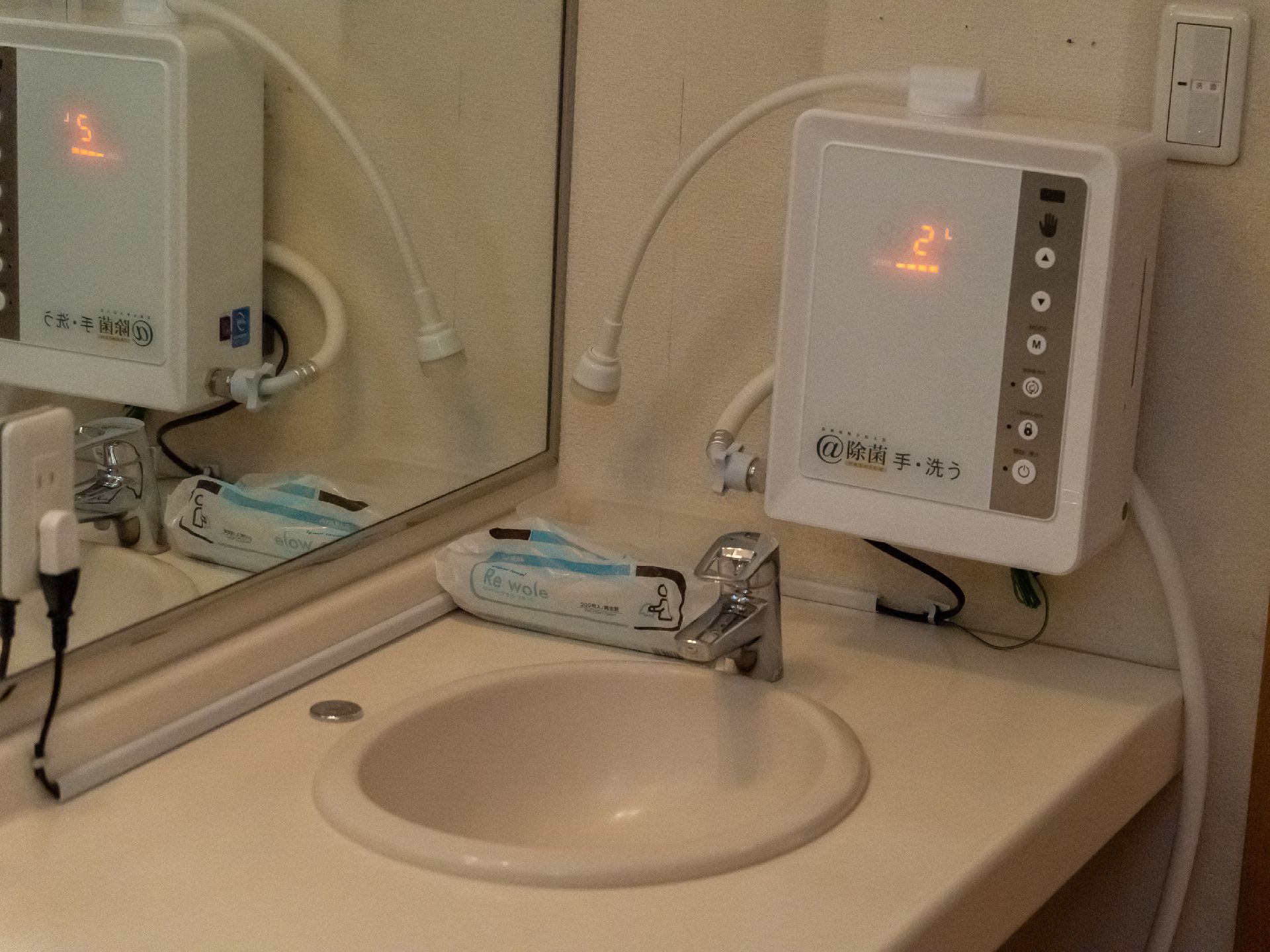 感染対策の機械が設置された洗面台