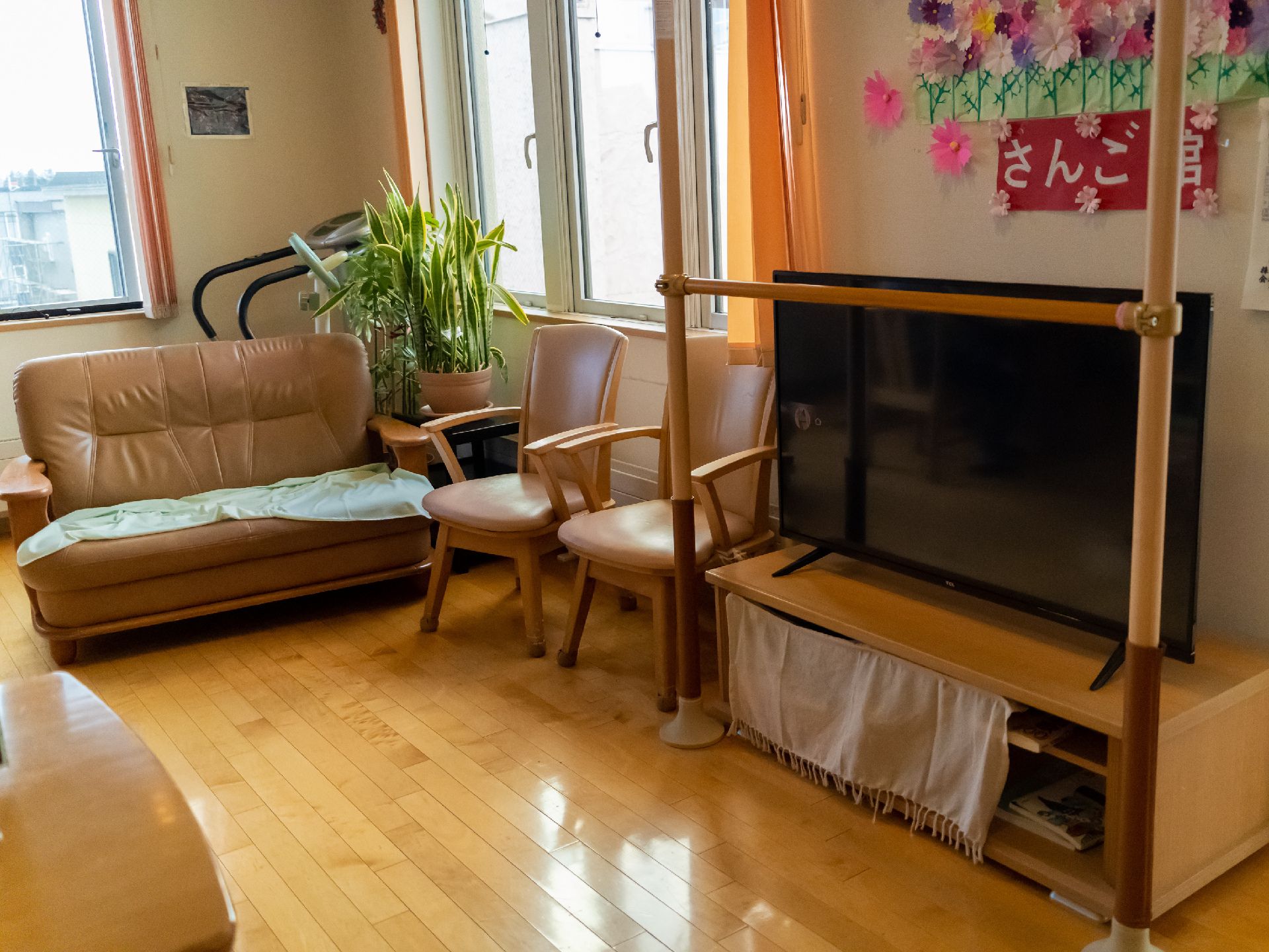 液晶テレビやソファーが置かれた共有スペース