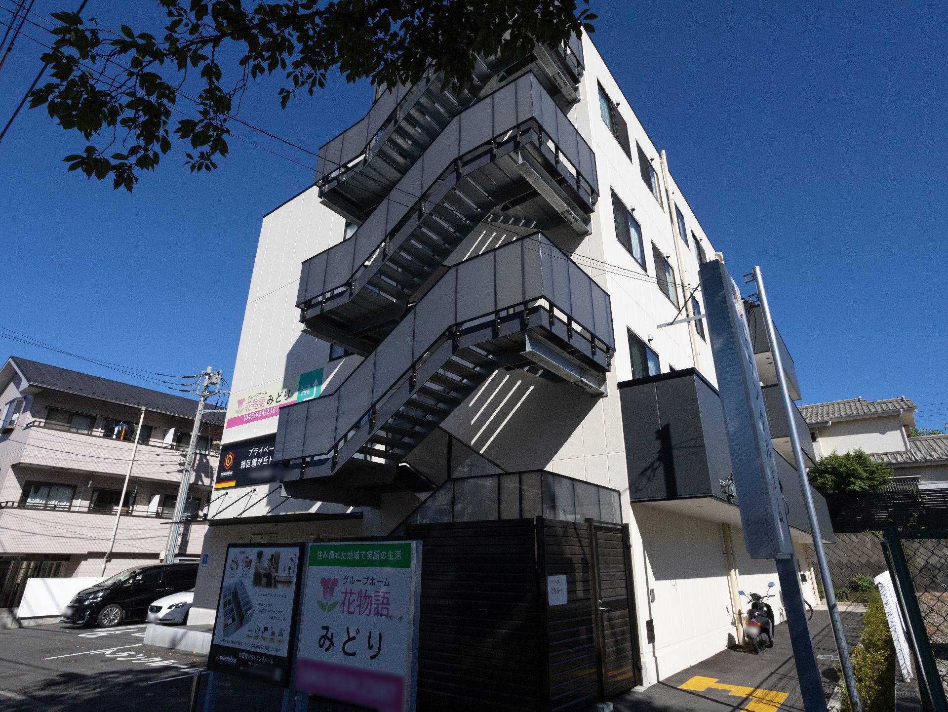 建物の側面に非常階段が設置されているのが見える施設の外観