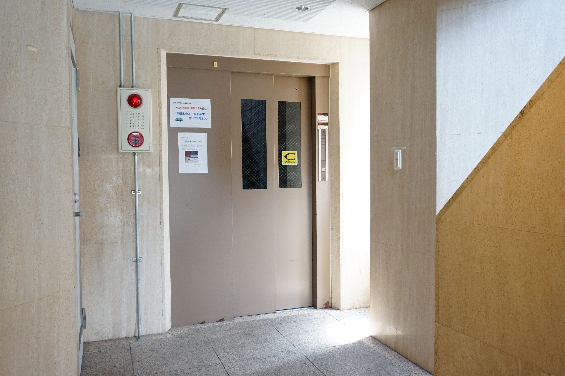 施設の建物に設置されている、入居者が利用できるエレベーター