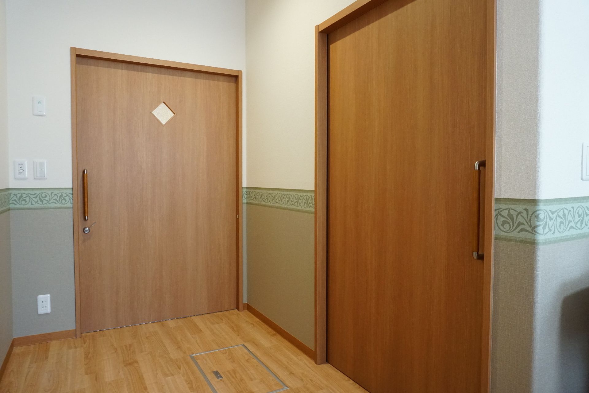通路に段差が無く、出入口のドアが引き戸になっている居室