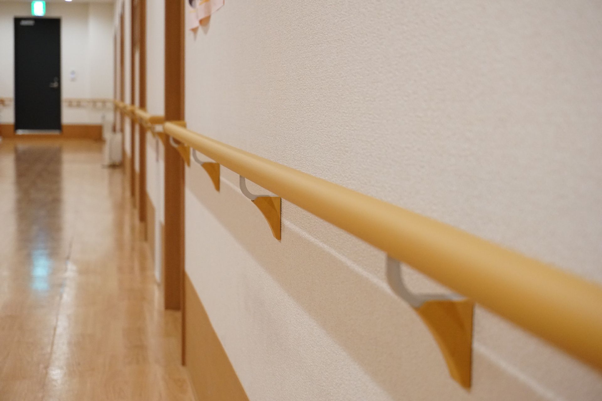 手すりが取り付けられ、幅が広めになっている施設内の廊下