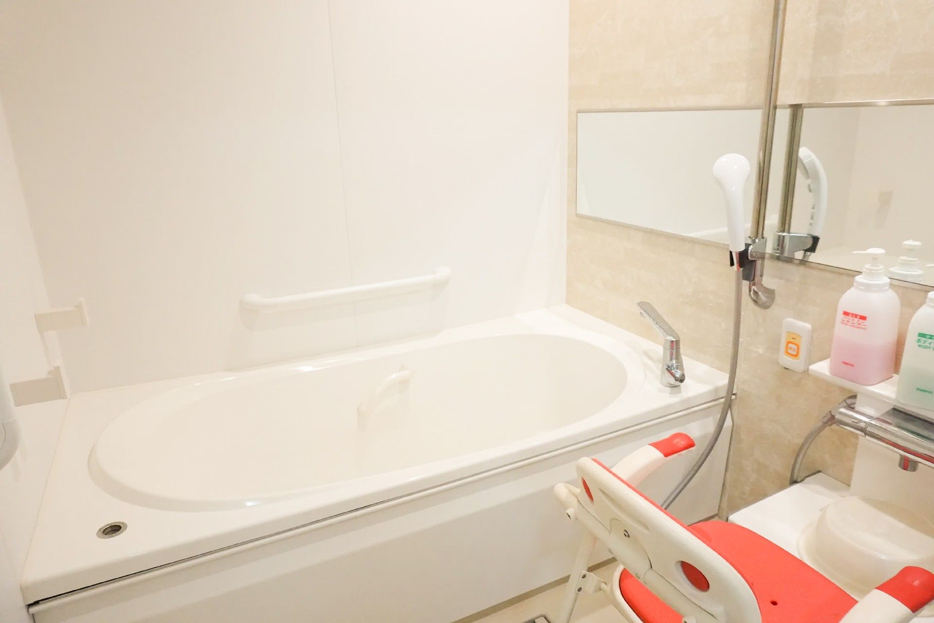 鏡や椅子などが置かれ、スペースが広く取られている浴室前の脱衣場