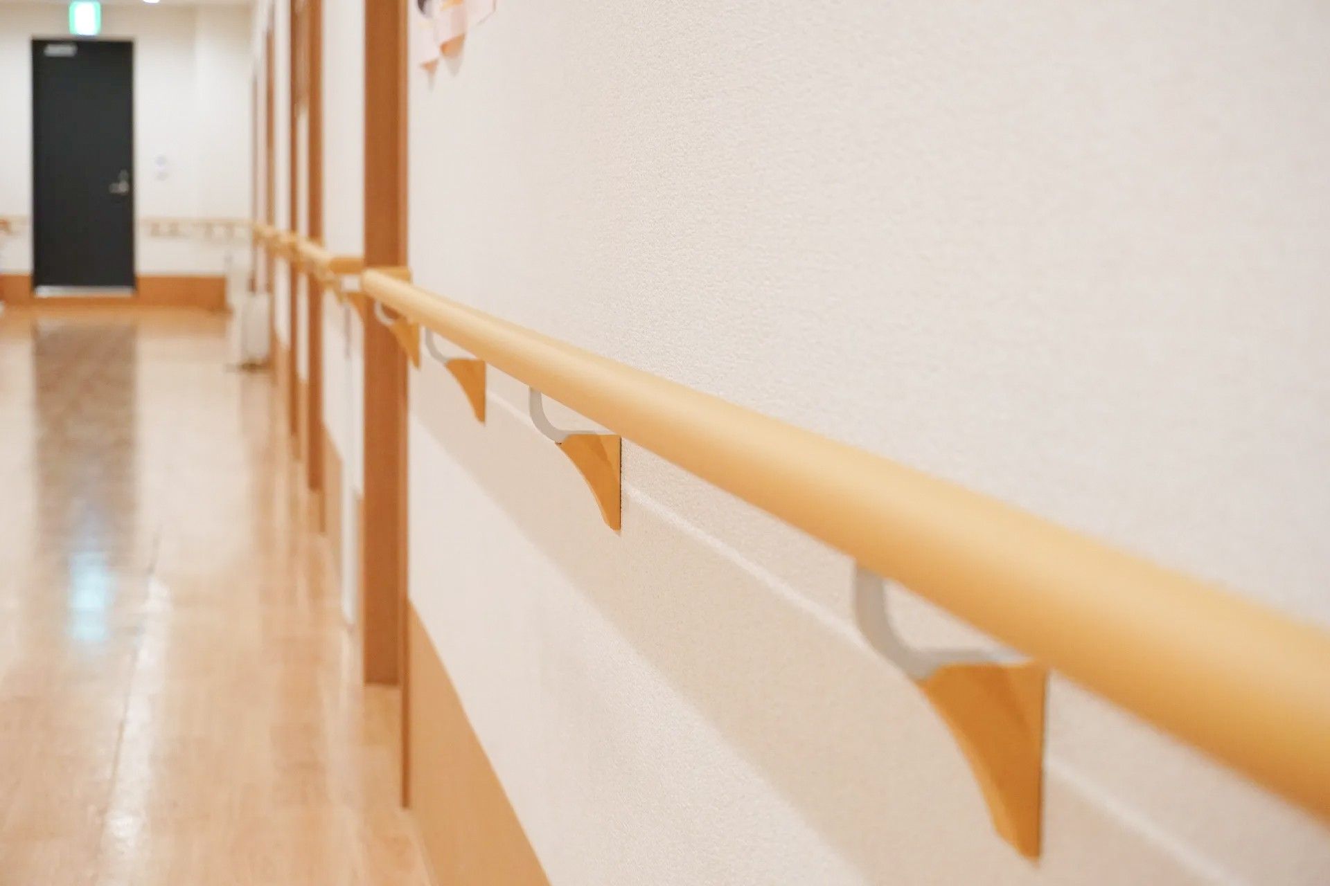 手すりが取り付けられ、幅が広めになっている施設内の廊下