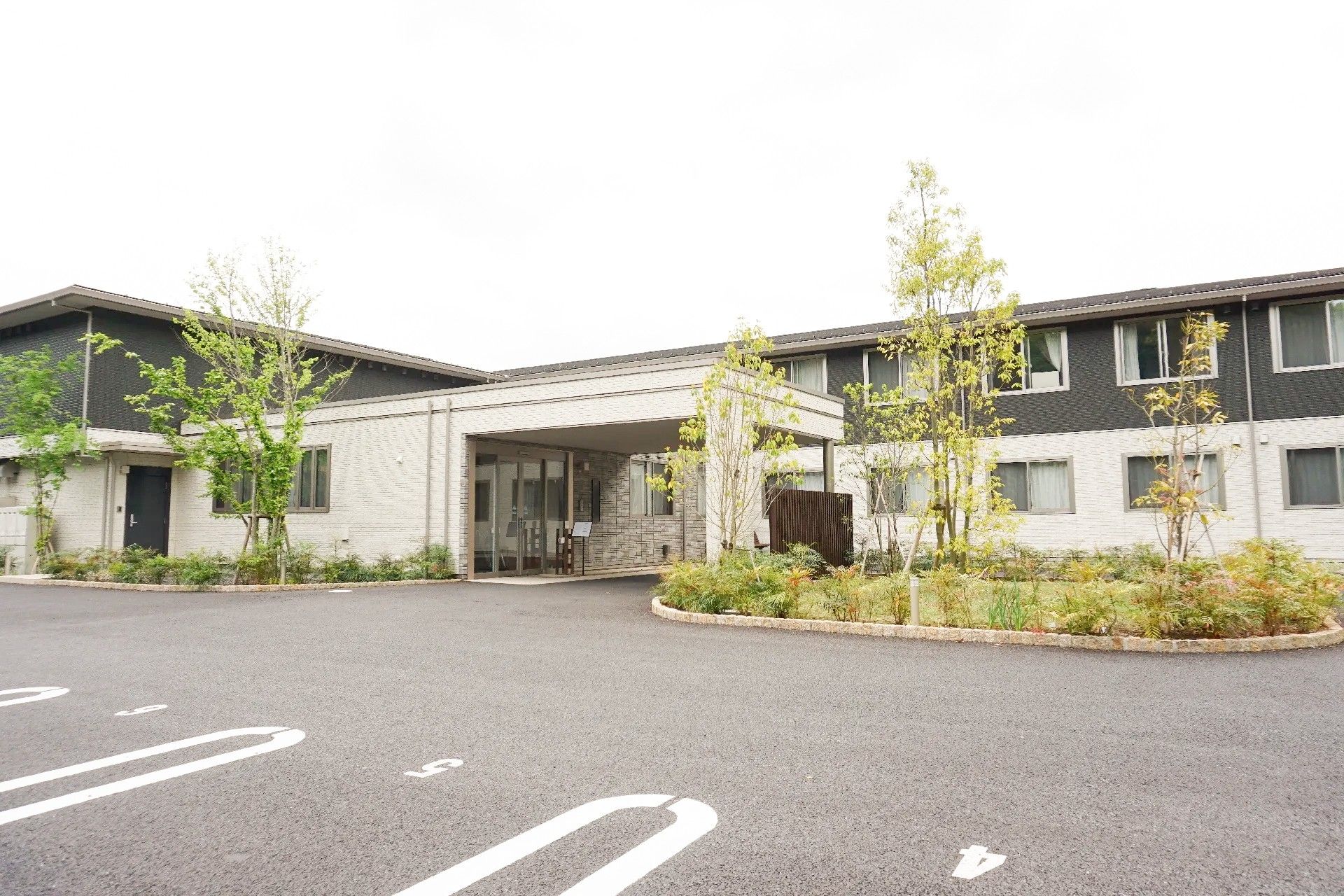 駐車場付近から見た、介護施設全体の外観