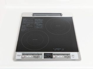 ブラックのトップコートのIHクッキングヒーター。たくさんのボタンが付き、２口ある。焦げ付きなどはなく、きれいな状態。