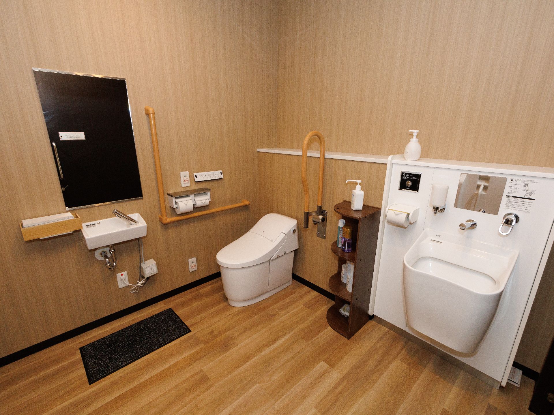 木目調の部屋に並んだ手すりのついた便器とオストメイトパック